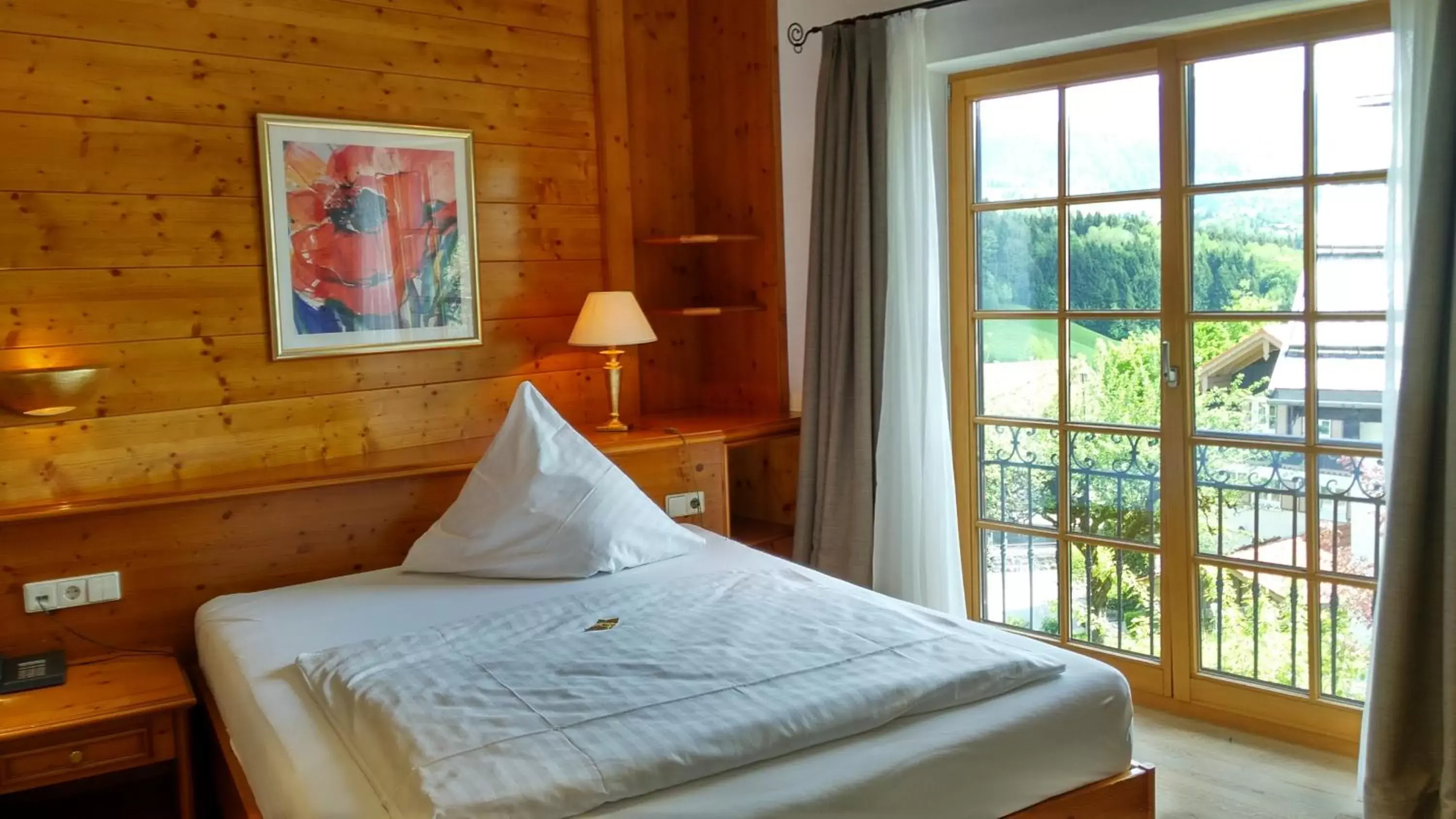 Double Room with Queensize 5.2 ft (mainly Annex) - single occupancy in Hotel Bayerischer Hof Double Room with Queensize 5.2 ft (mainly Annex) - single occupancy in Hotel Bayerischer Hof