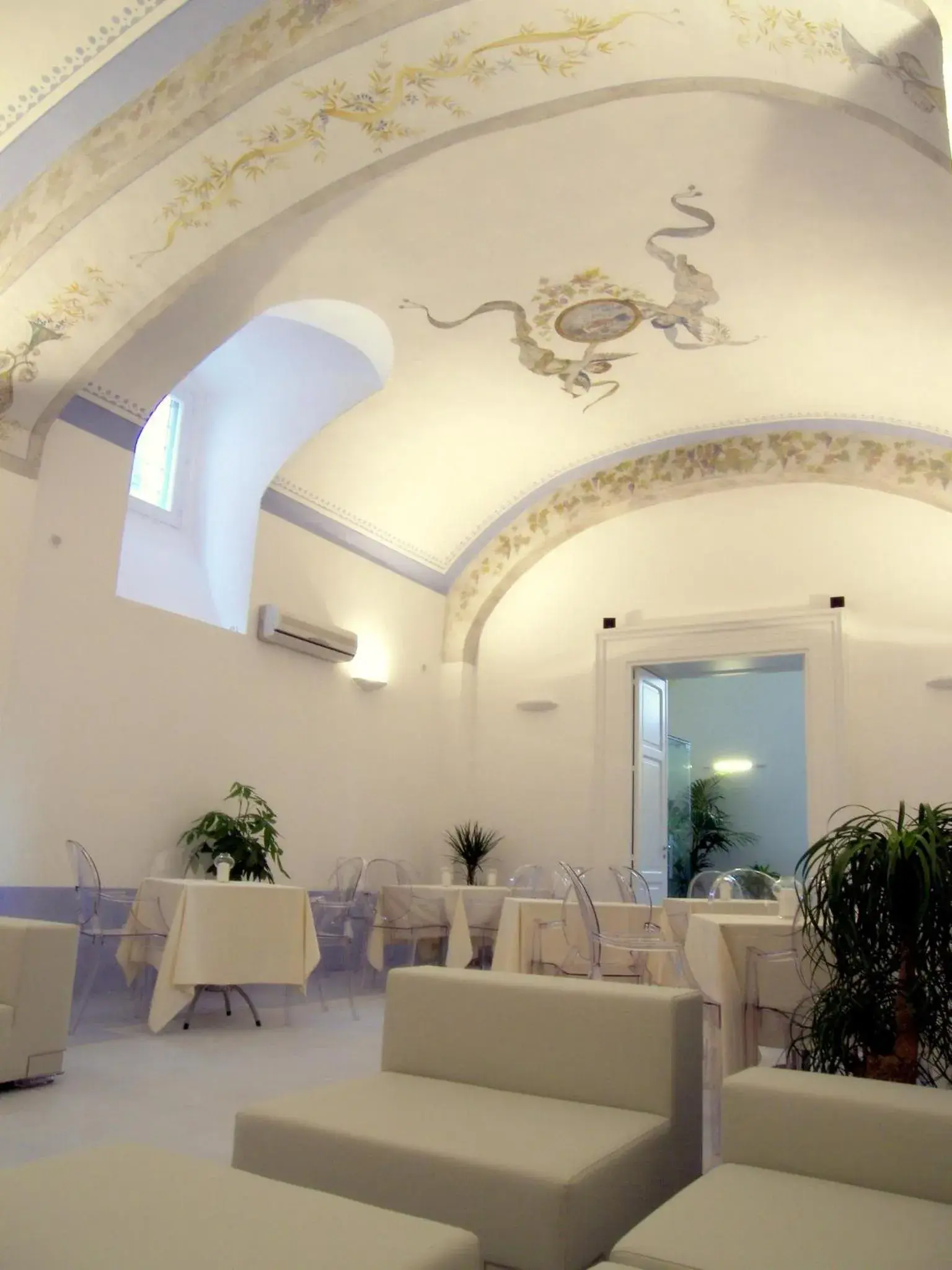 Communal lounge/ TV room in Albergo 'La Vigna'