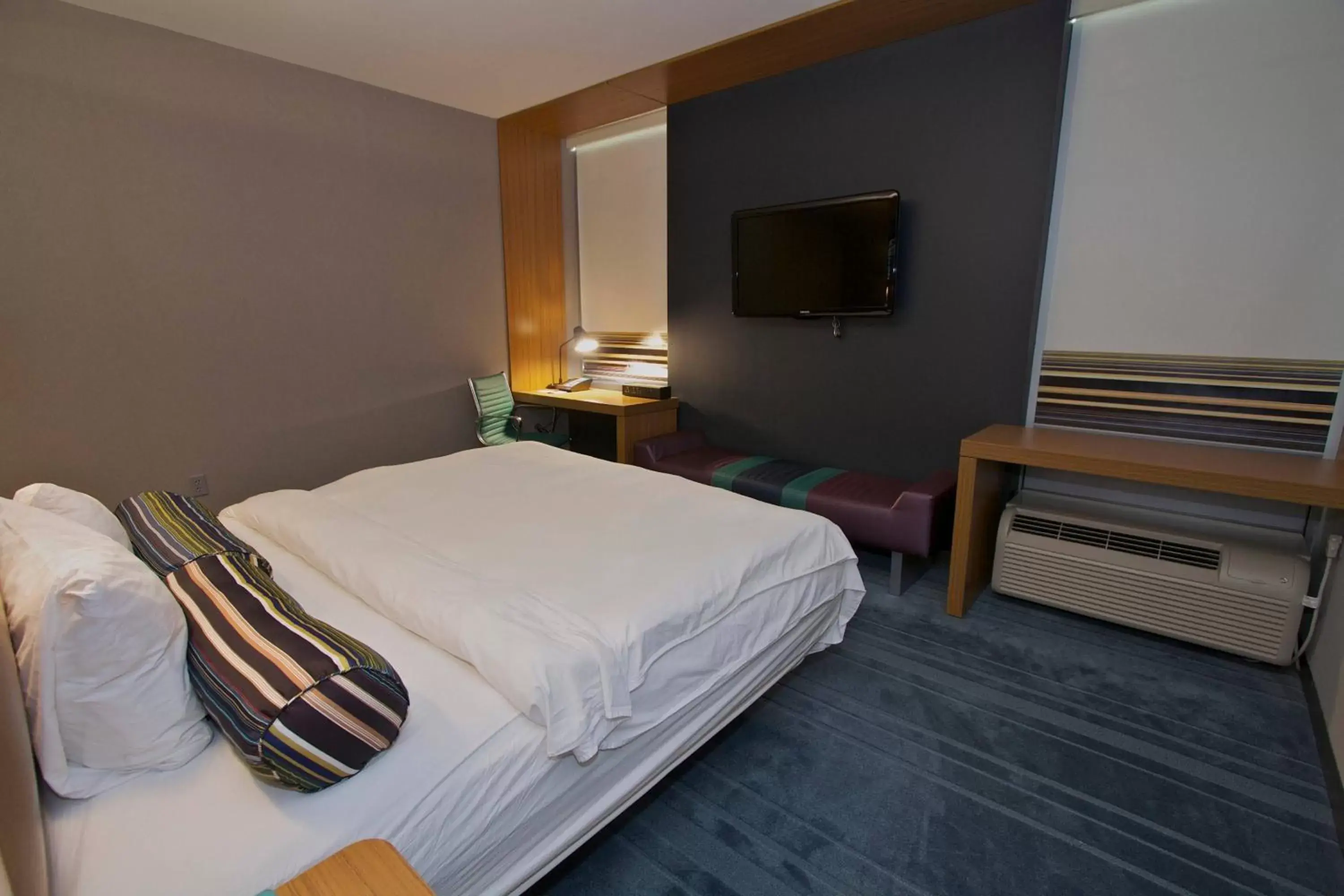 Photo of the whole room, Bed in Aloft Tulsa