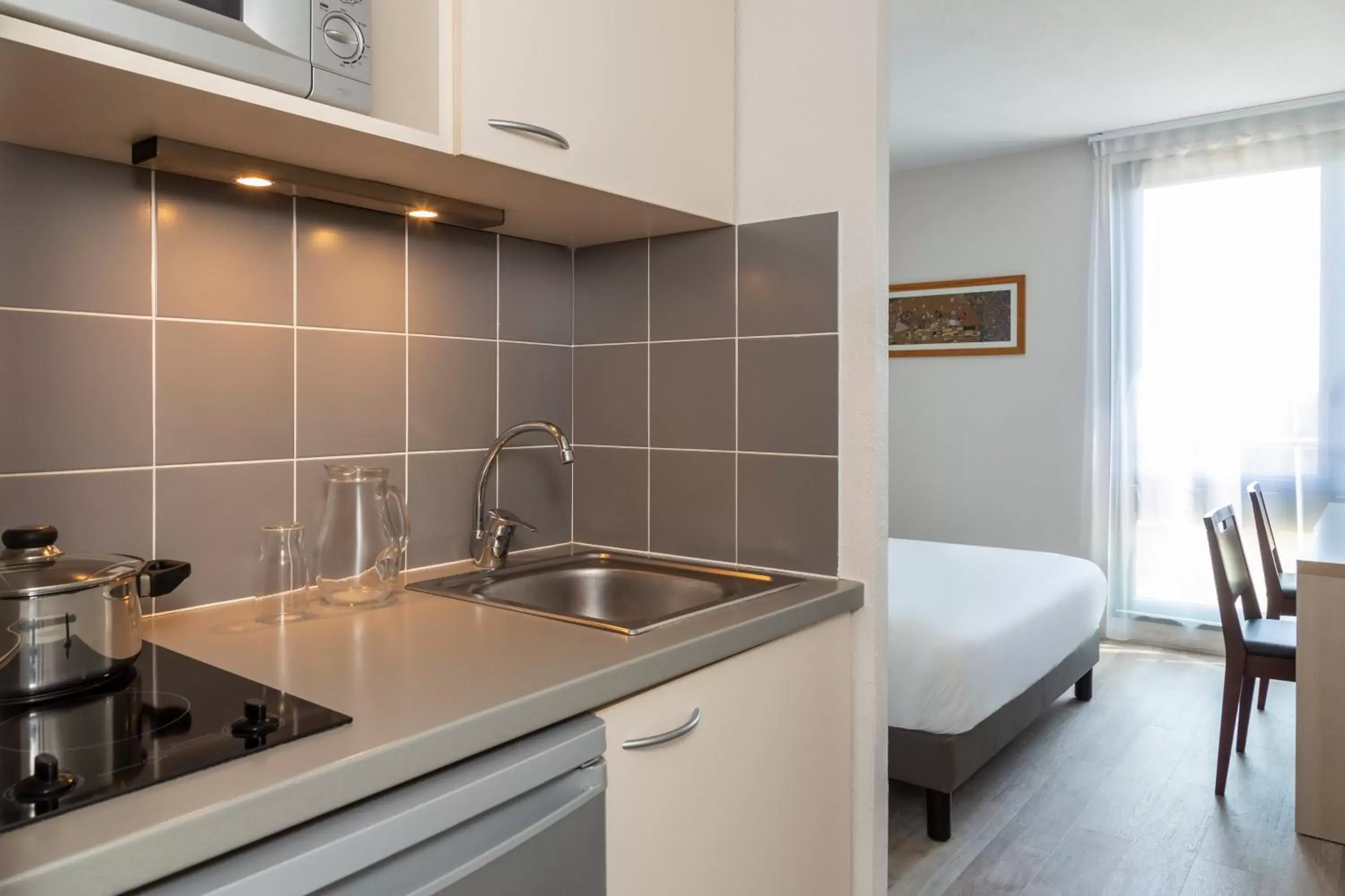 Kitchen or kitchenette, Kitchen/Kitchenette in Aparthotel Adagio Access Avignon