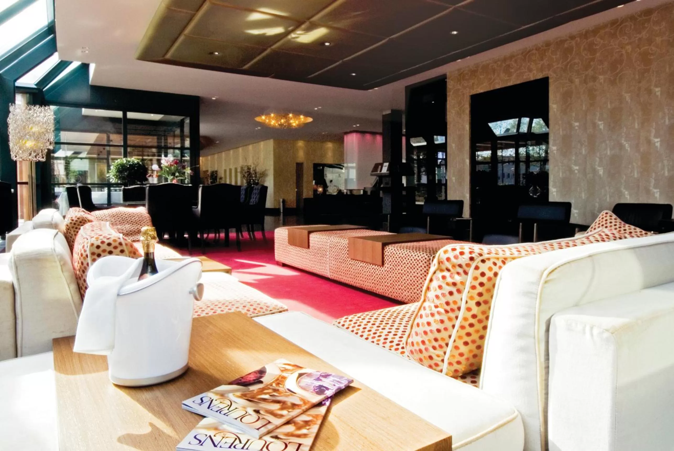 Communal lounge/ TV room in Fletcher Hotel-Restaurant Oud London