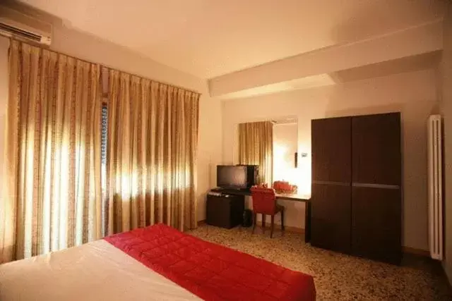 Bedroom, TV/Entertainment Center in Hotel Piazza Marconi