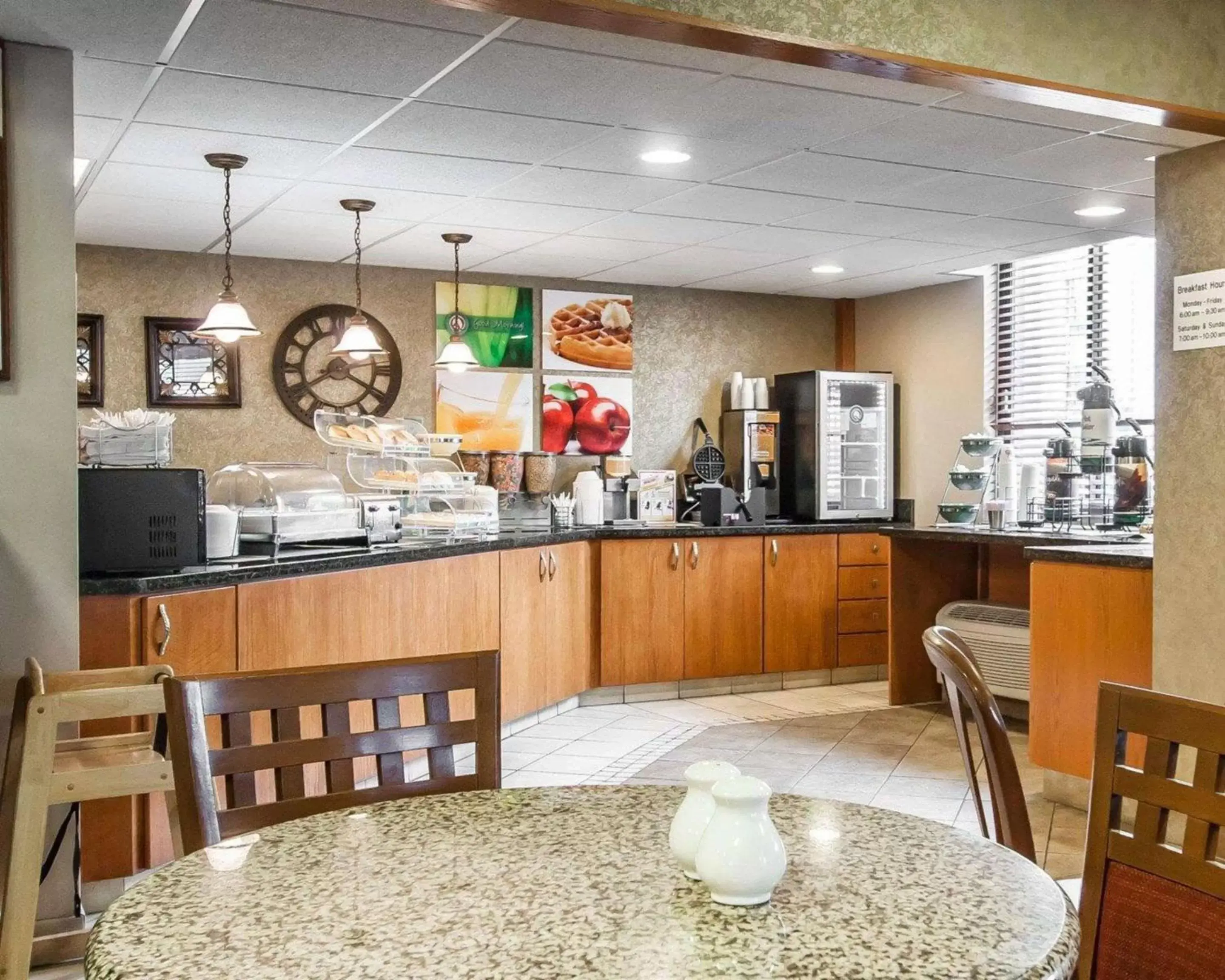 Restaurant/Places to Eat in Quality Inn & Suites North Springfield