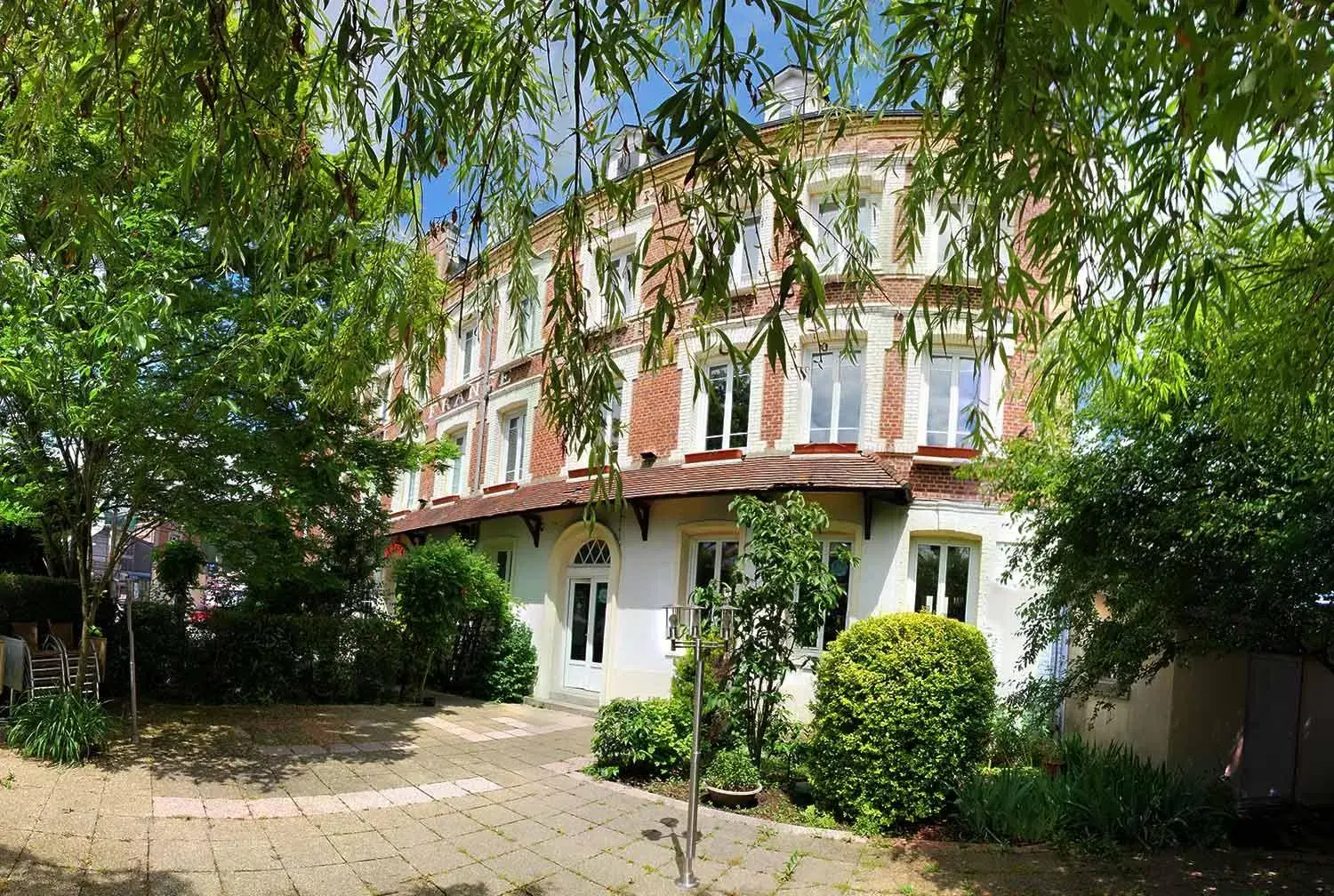 Patio, Property Building in Hôtel de France