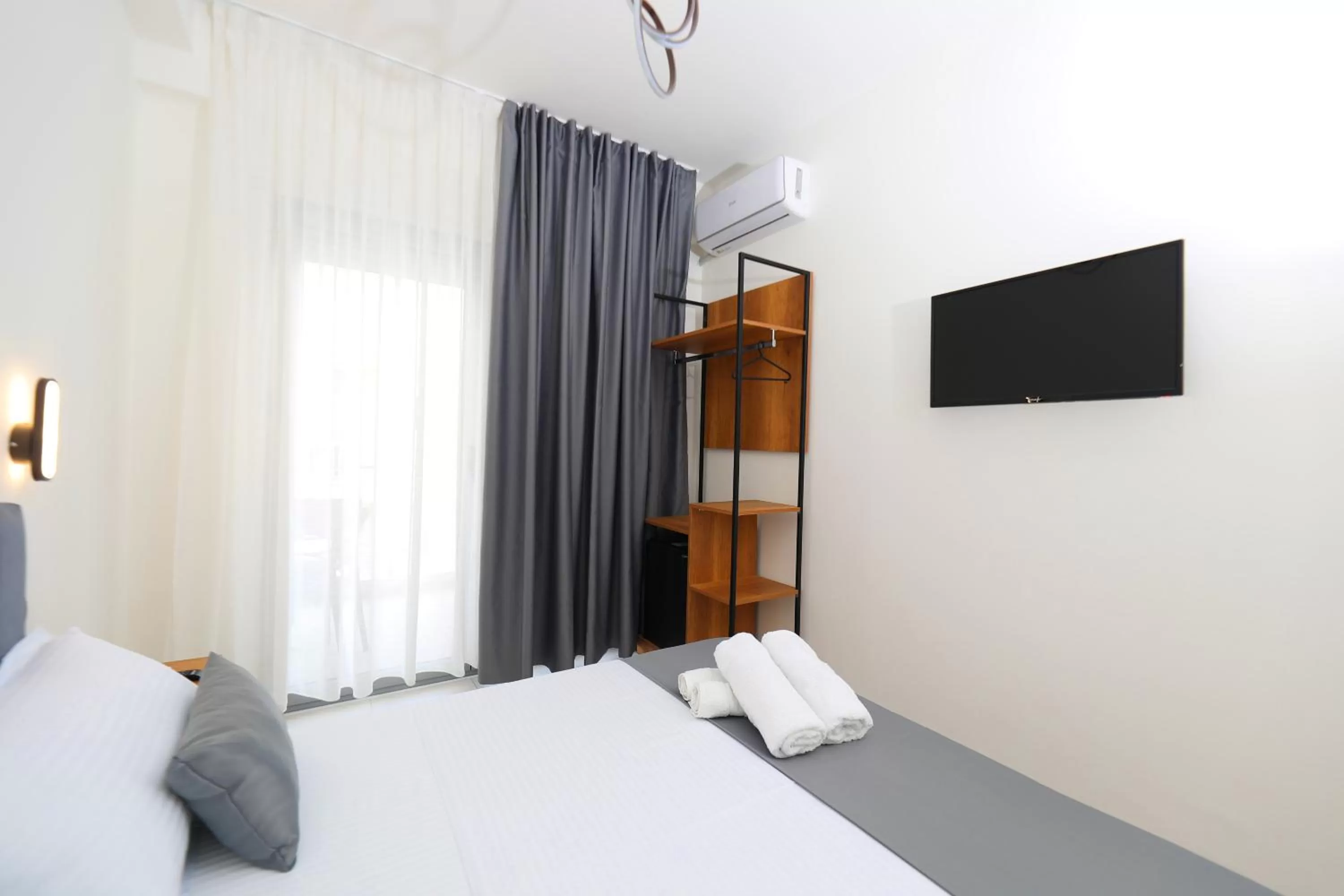 Communal lounge/ TV room, Bed in Maor Hotel