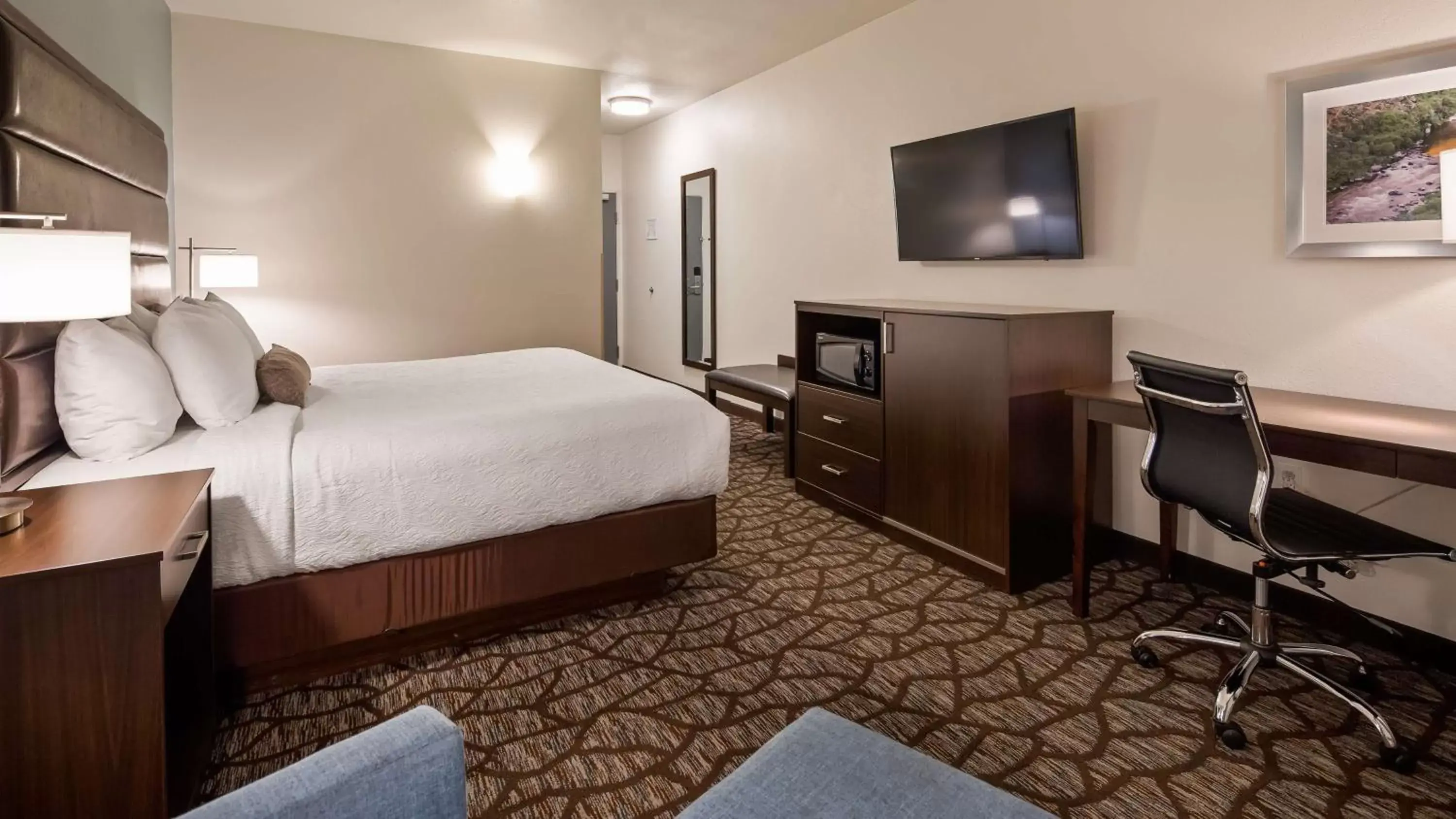 Photo of the whole room, Bed in Best Western Crater Lake Highway White City/Medford