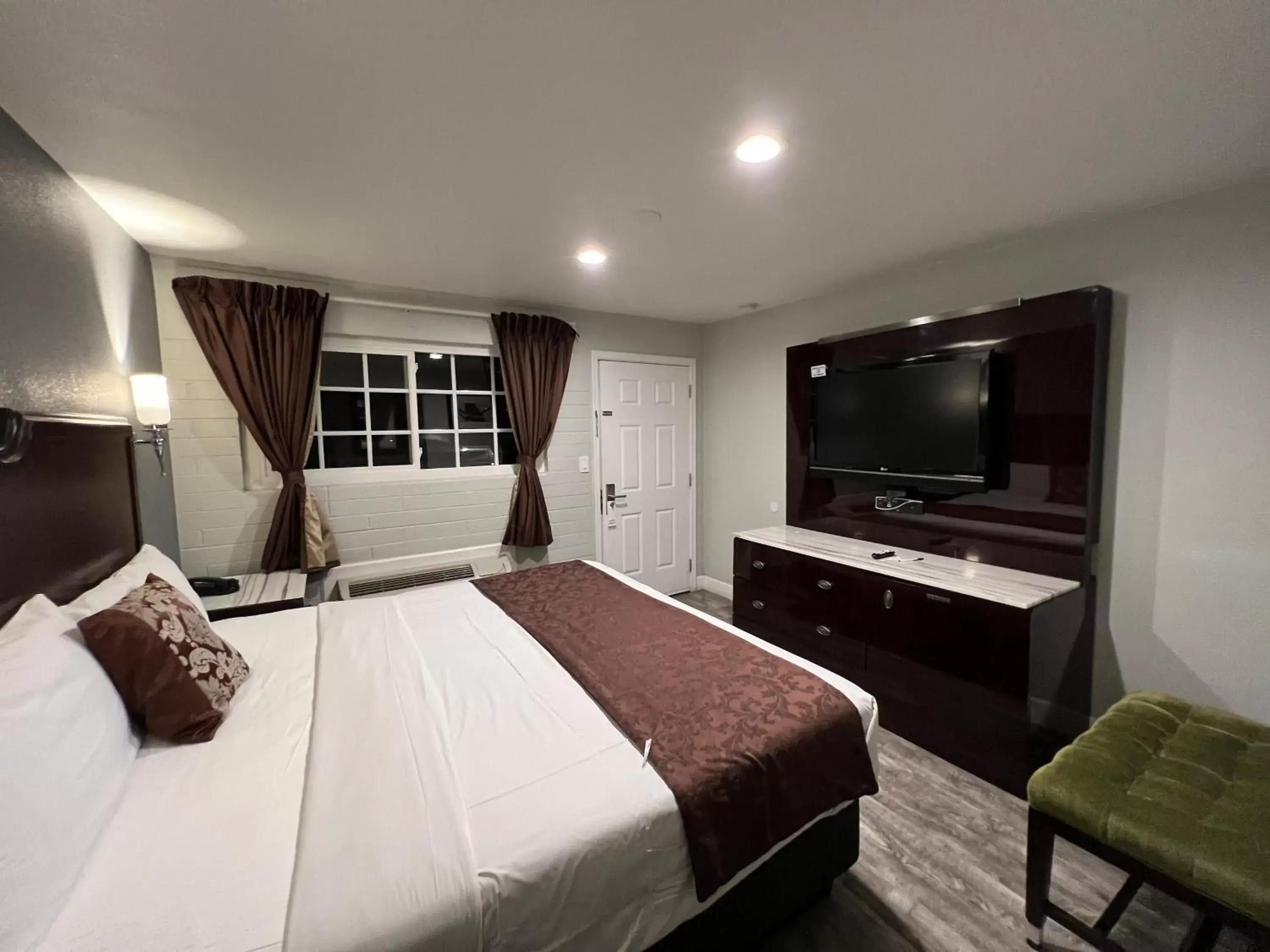 Photo of the whole room, TV/Entertainment Center in Relax Inn