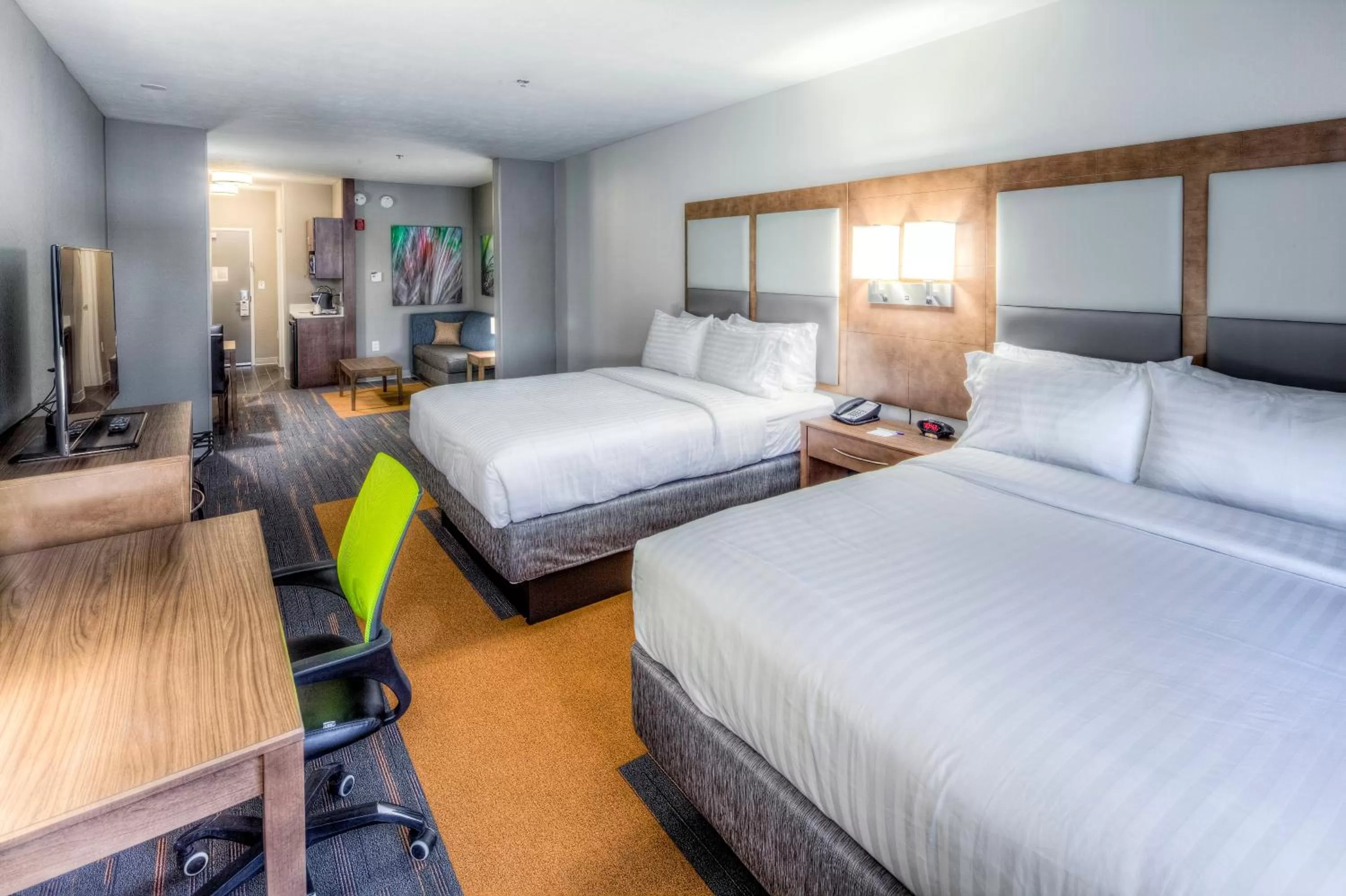 Photo of the whole room, Bed in Holiday Inn Express & Suites Cleveland/Westlake by IHG