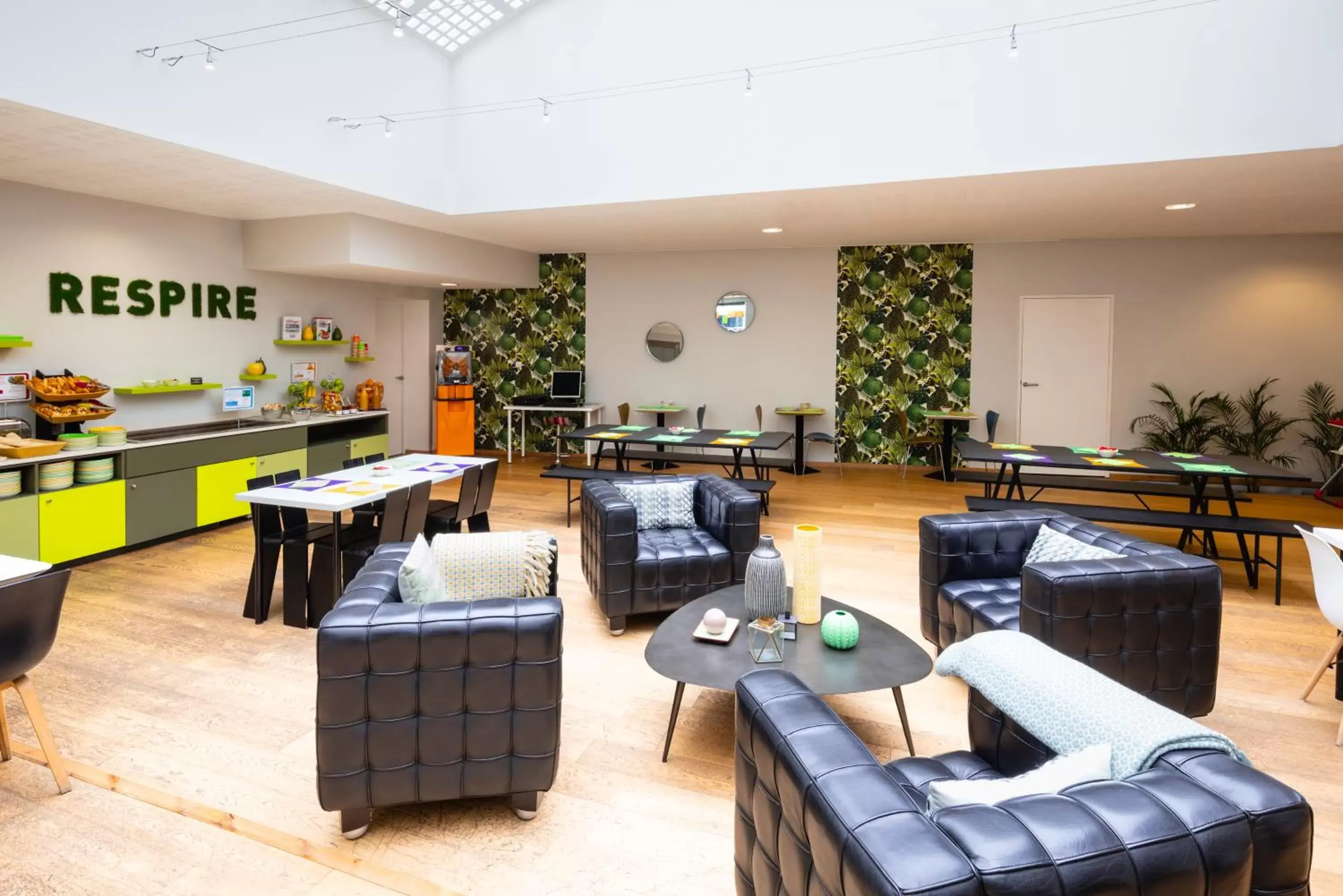 Lounge or bar in ibis Styles Calais Centre