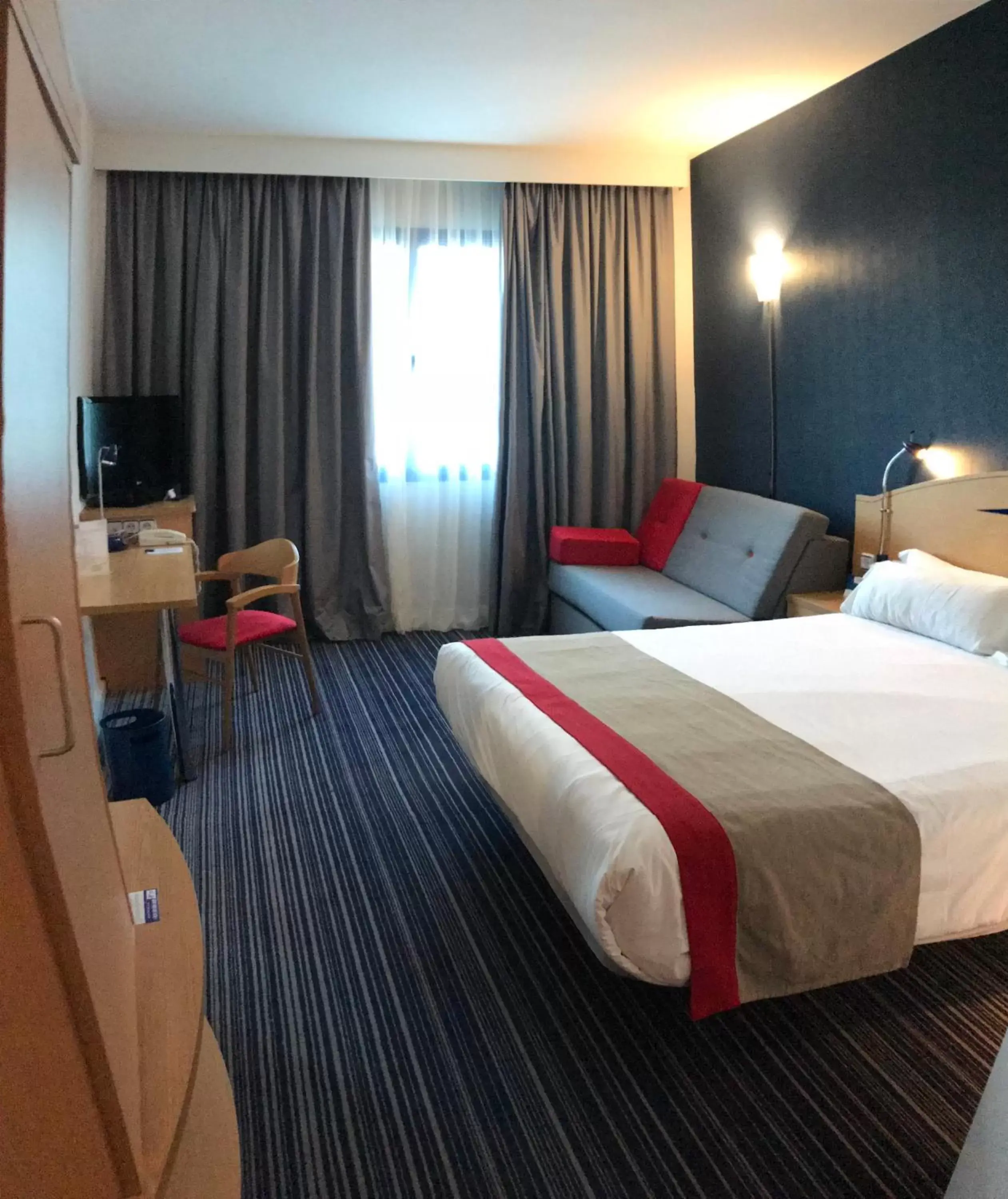 Photo of the whole room, Bed in Holiday Inn Express San Sebastian de los Reyes, an IHG Hotel