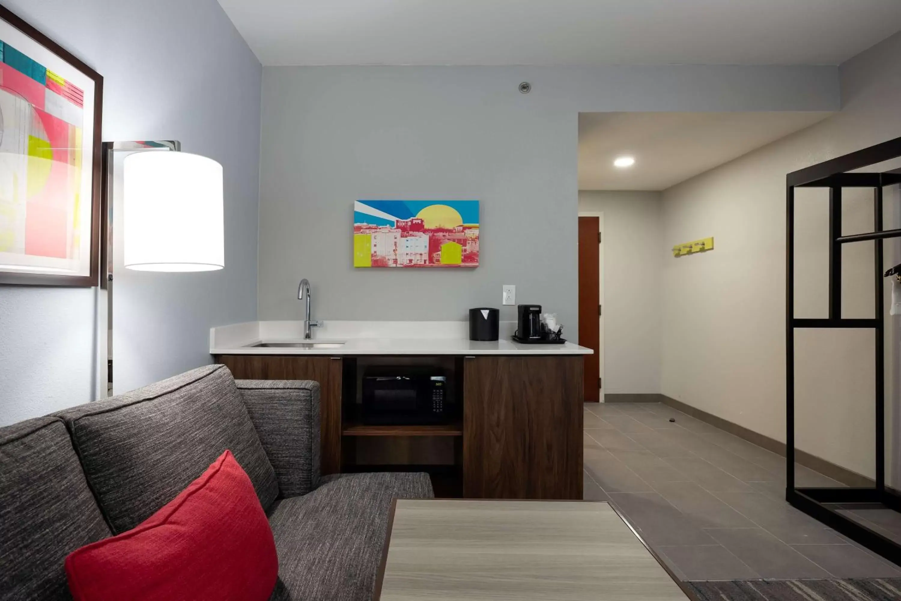 Living room, Kitchen/Kitchenette in Hampton Inn & Suites Alpharetta Roswell