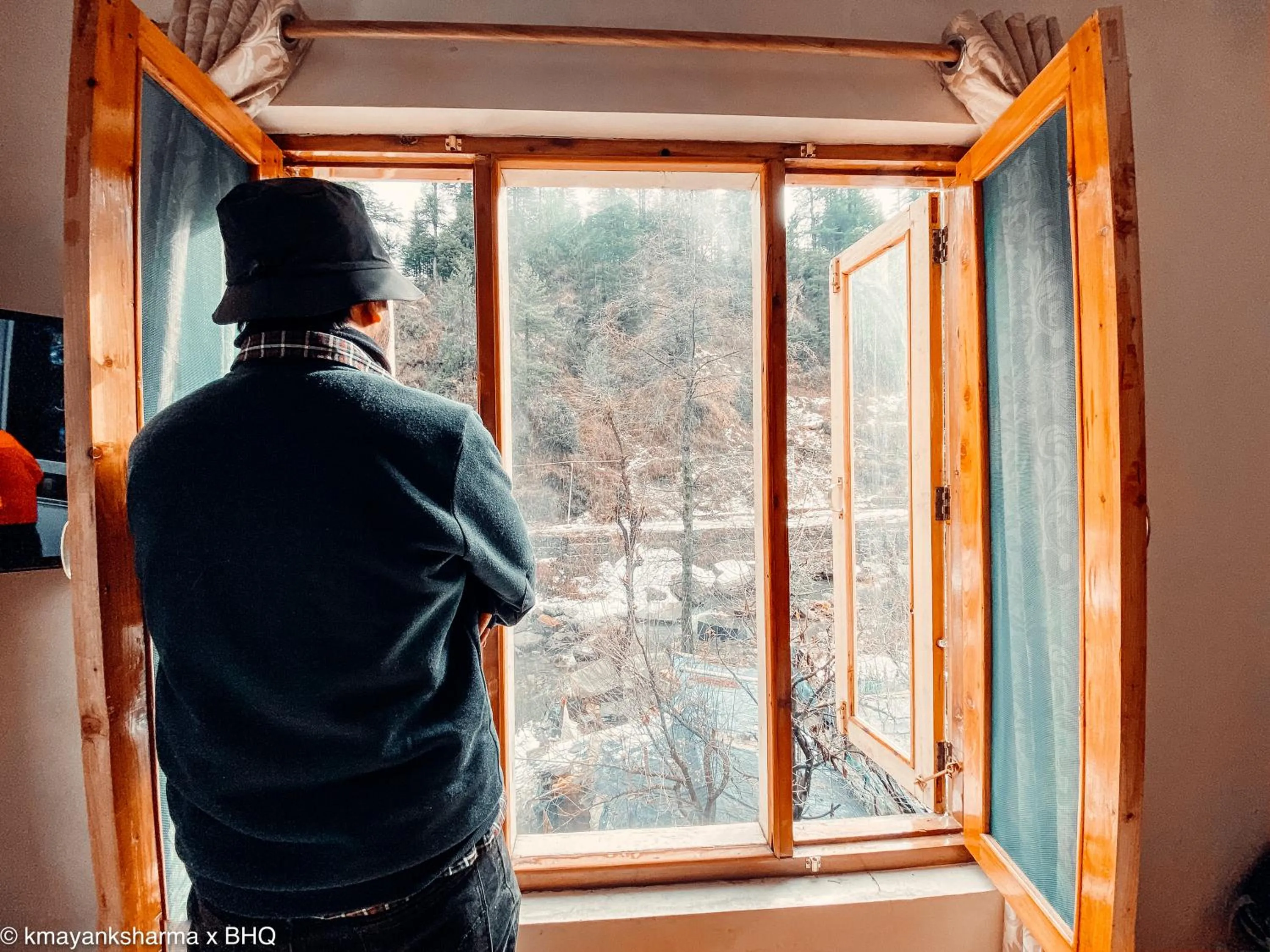 People in Backpackers Headquarter Manali
