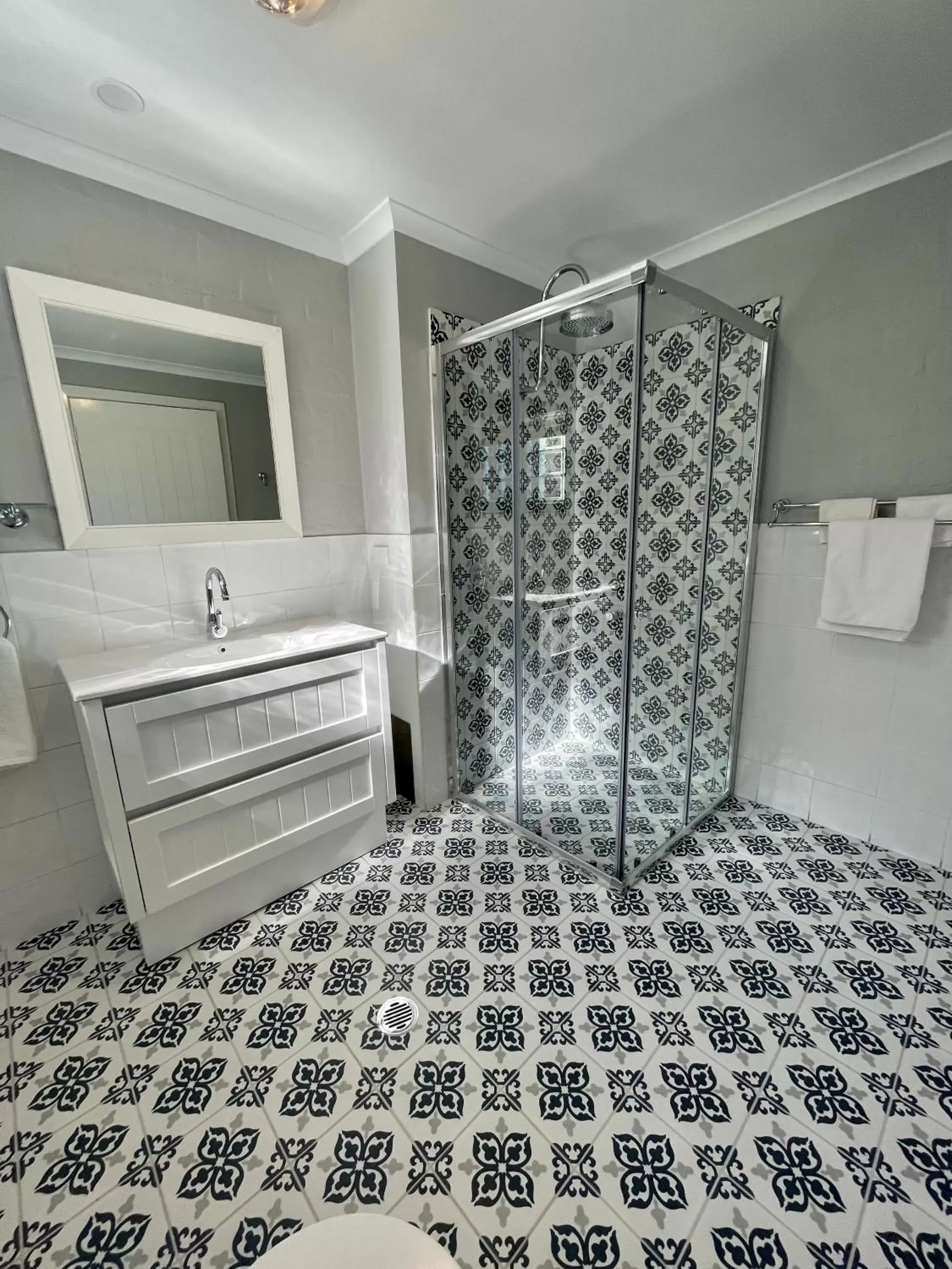 Bathroom in Heritage House Motel & Units