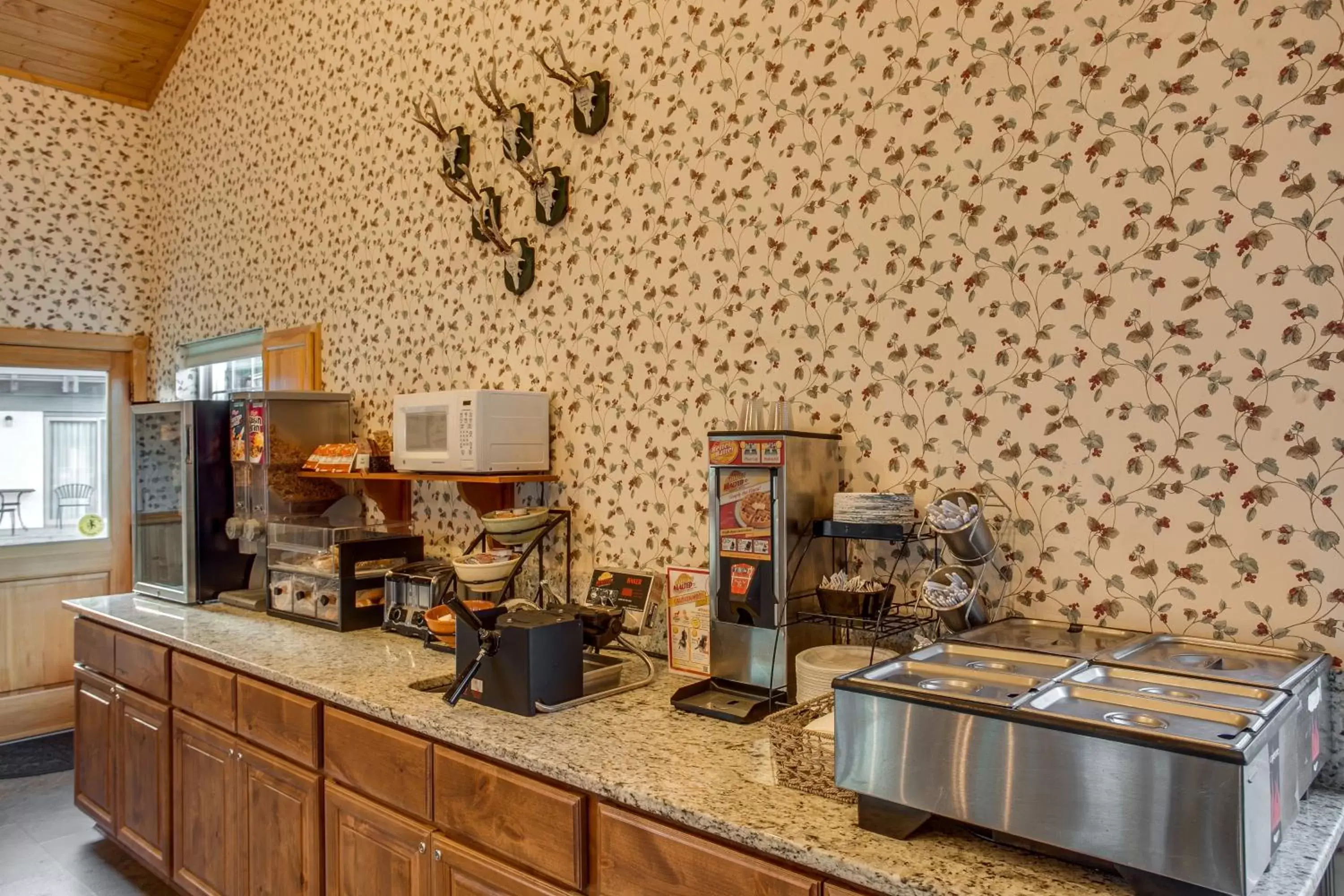 Continental breakfast, Kitchen/Kitchenette in Der Ritterhof Inn