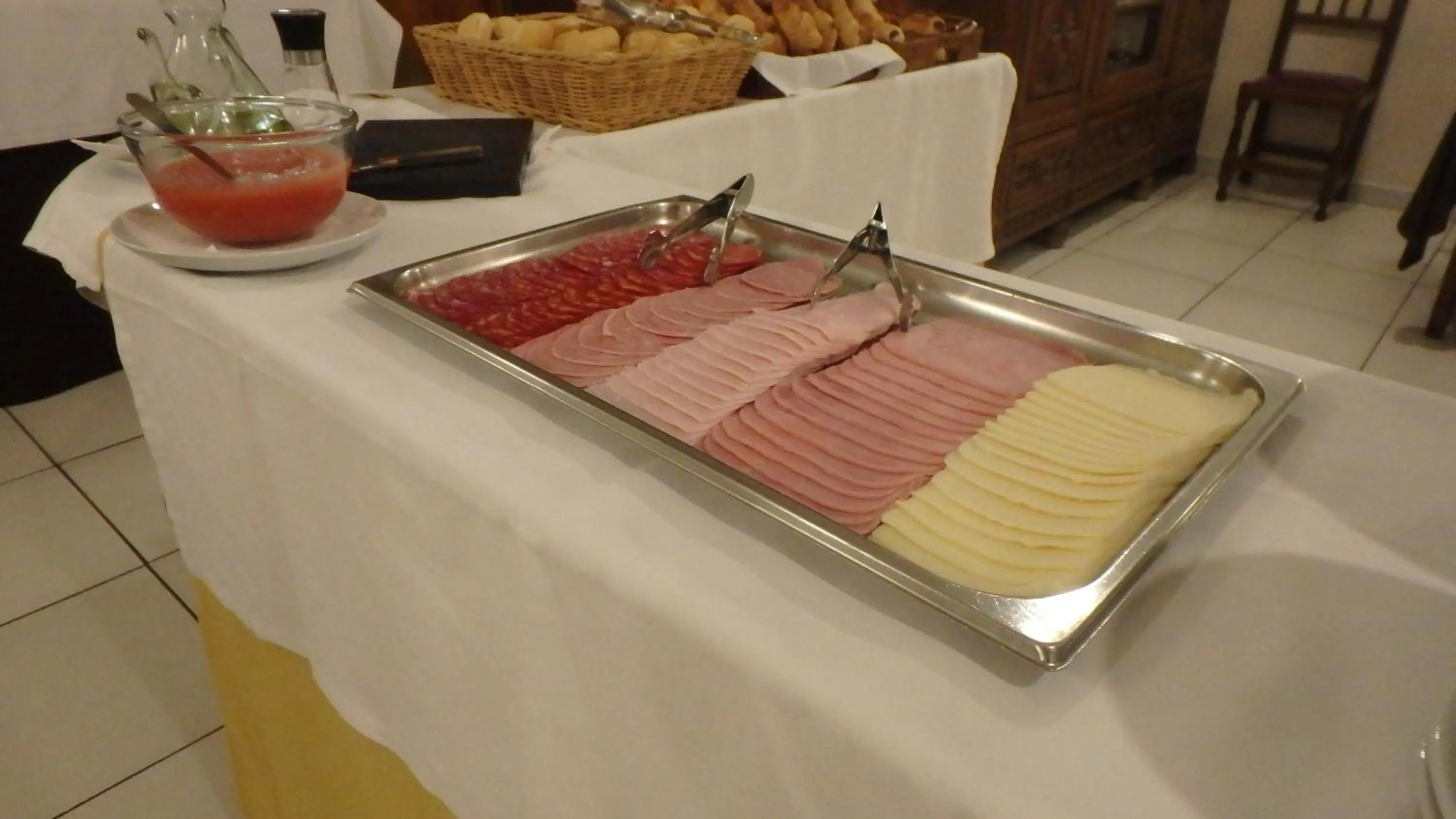 Buffet breakfast in Xalet Besolí