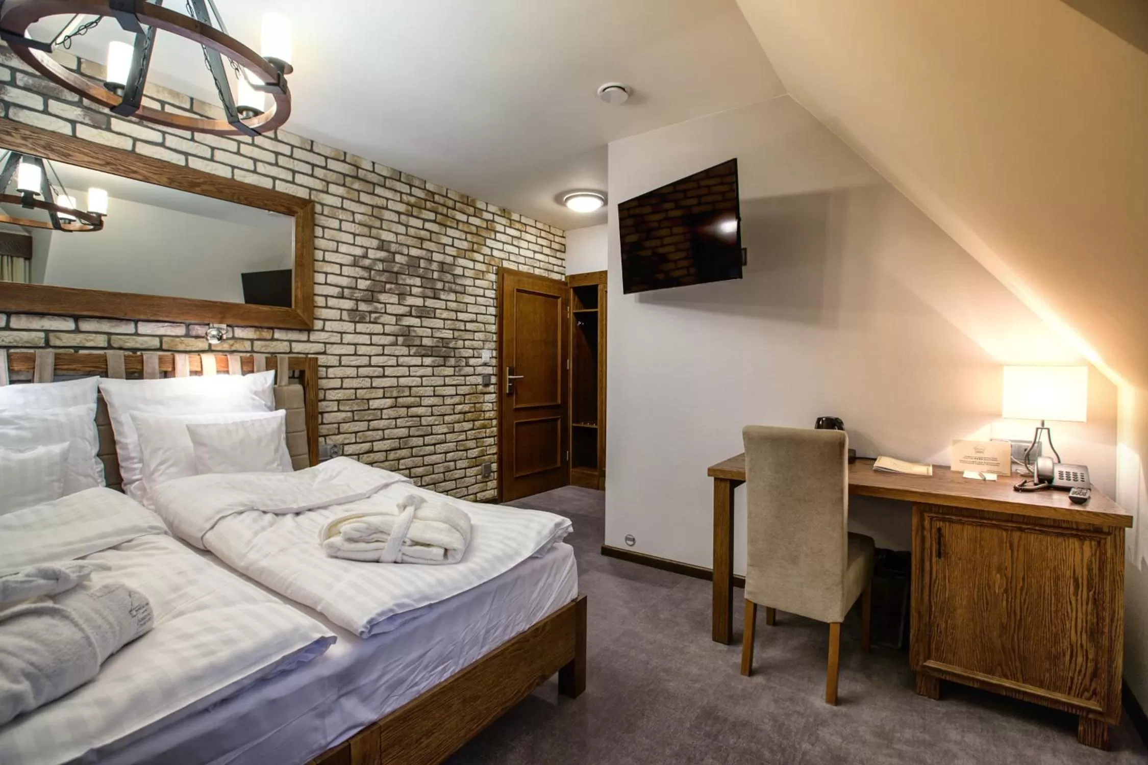 Photo of the whole room, Bed in Hotel & Spa **** Kasztel Uniejów