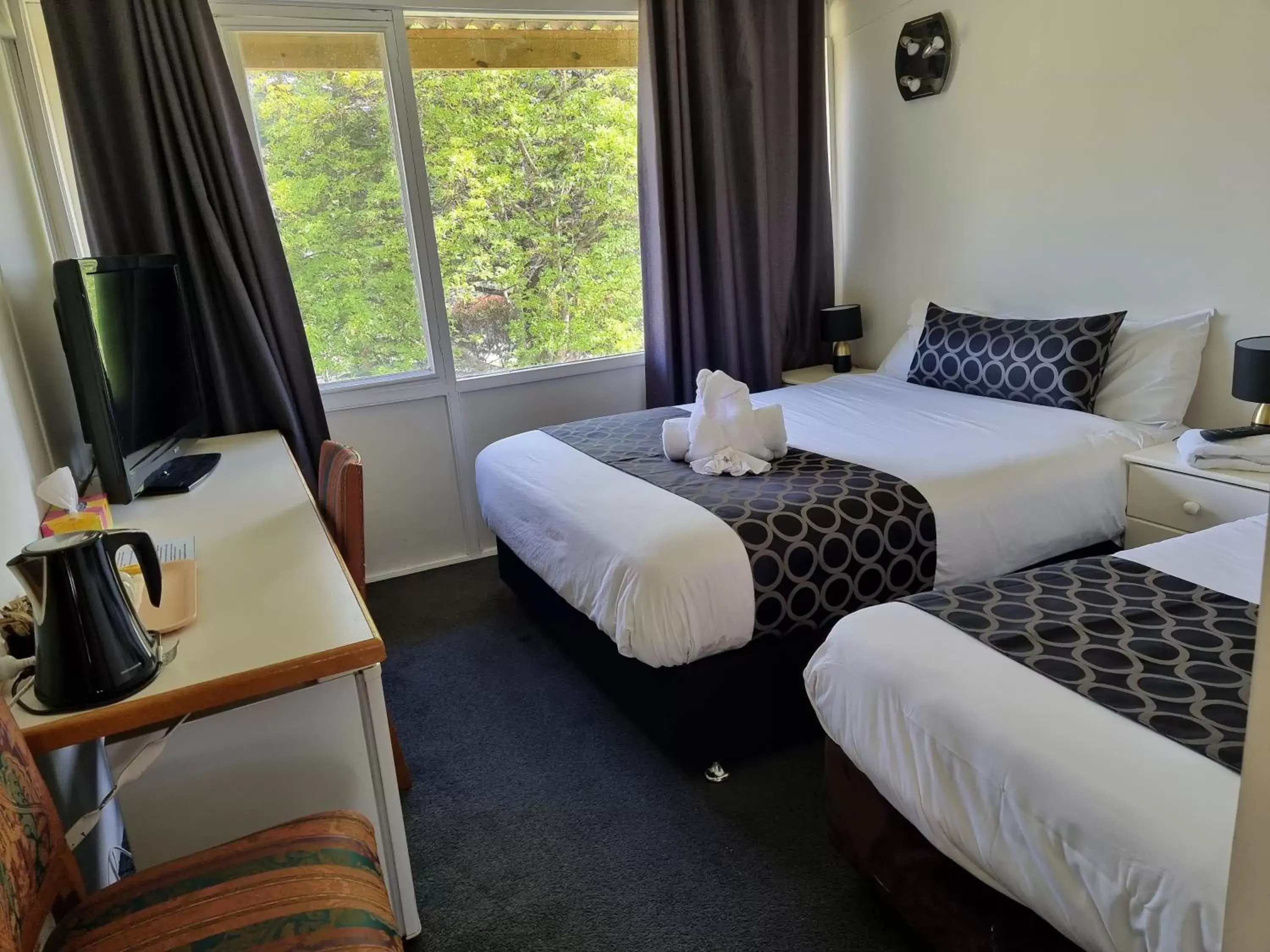 Bed in Cooma High Country Motel