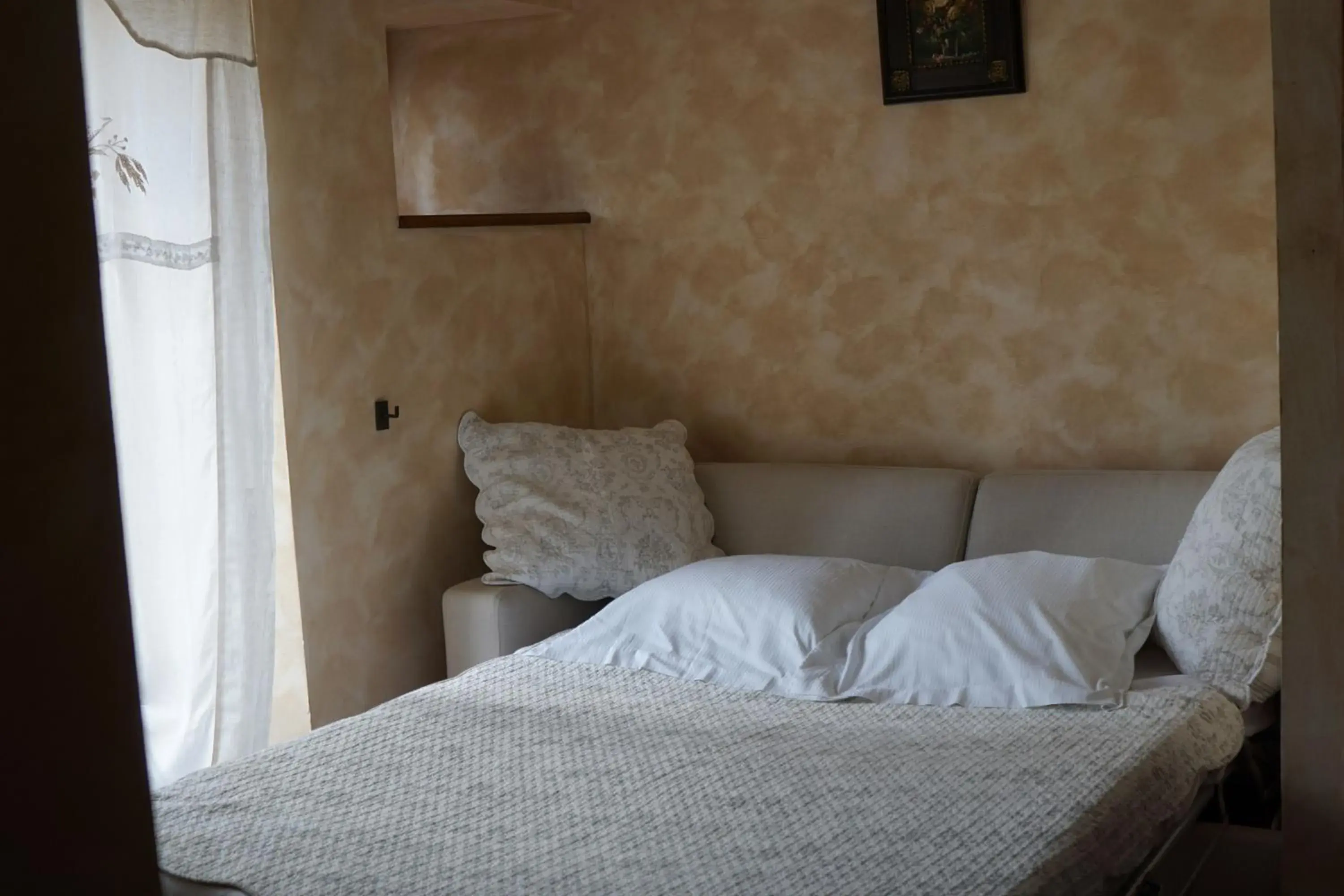 Living room, Bed in Manoir Des Douets Fleuris
