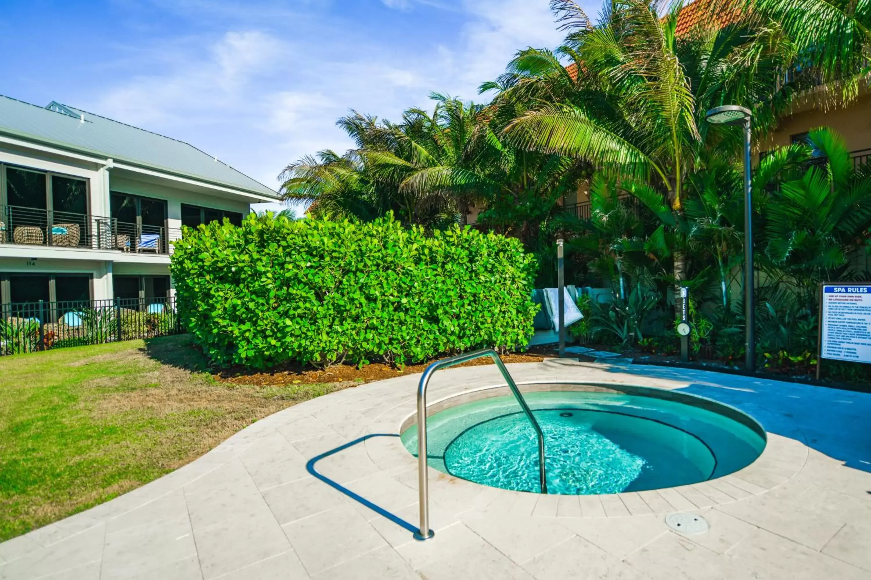 Hot Tub, Swimming Pool in Anna Maria Beach Resort