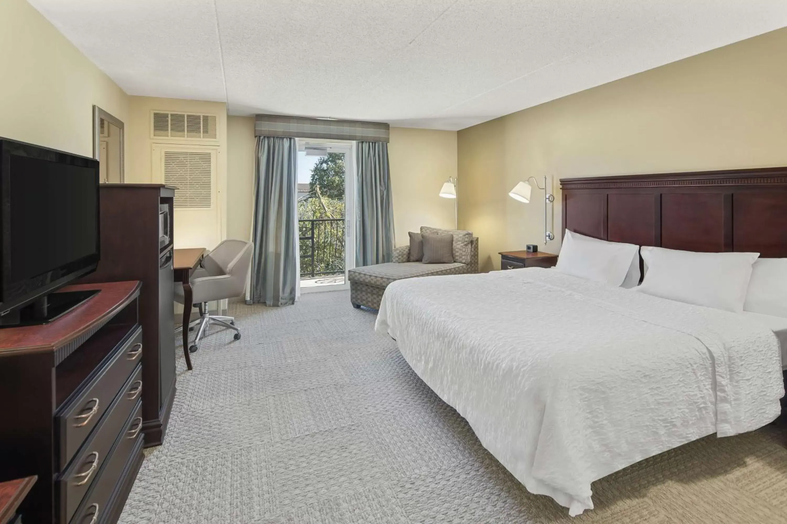 Bedroom, TV/Entertainment Center in Hampton Inn Fairhope-Mobile Bay, AL