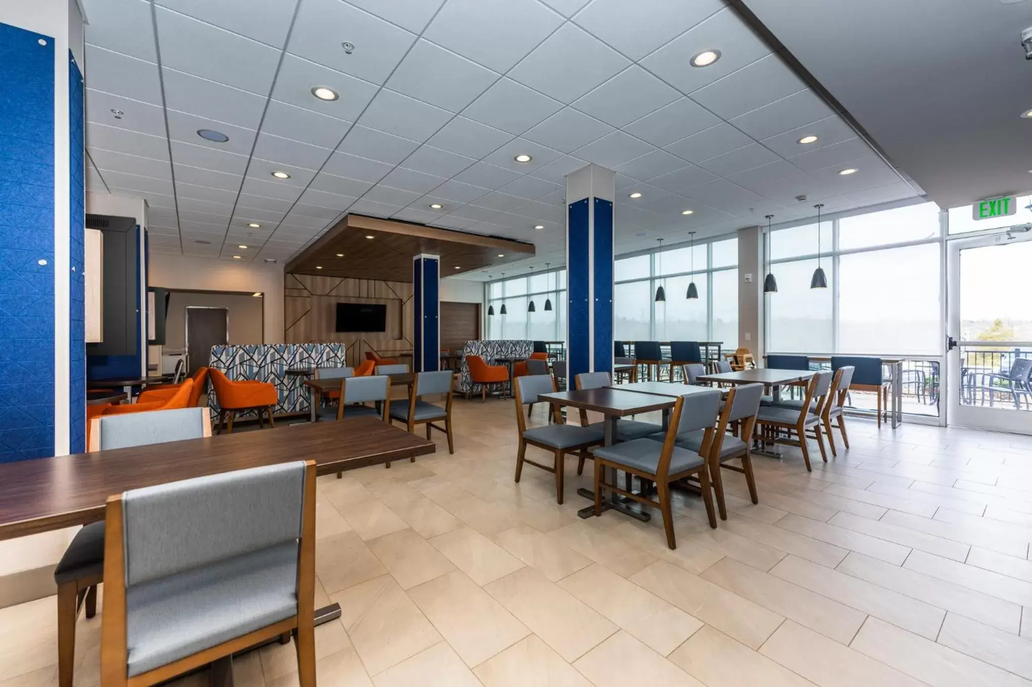 Breakfast, Restaurant/Places to Eat in Holiday Inn Express & Suites Charlottesville, an IHG Hotel