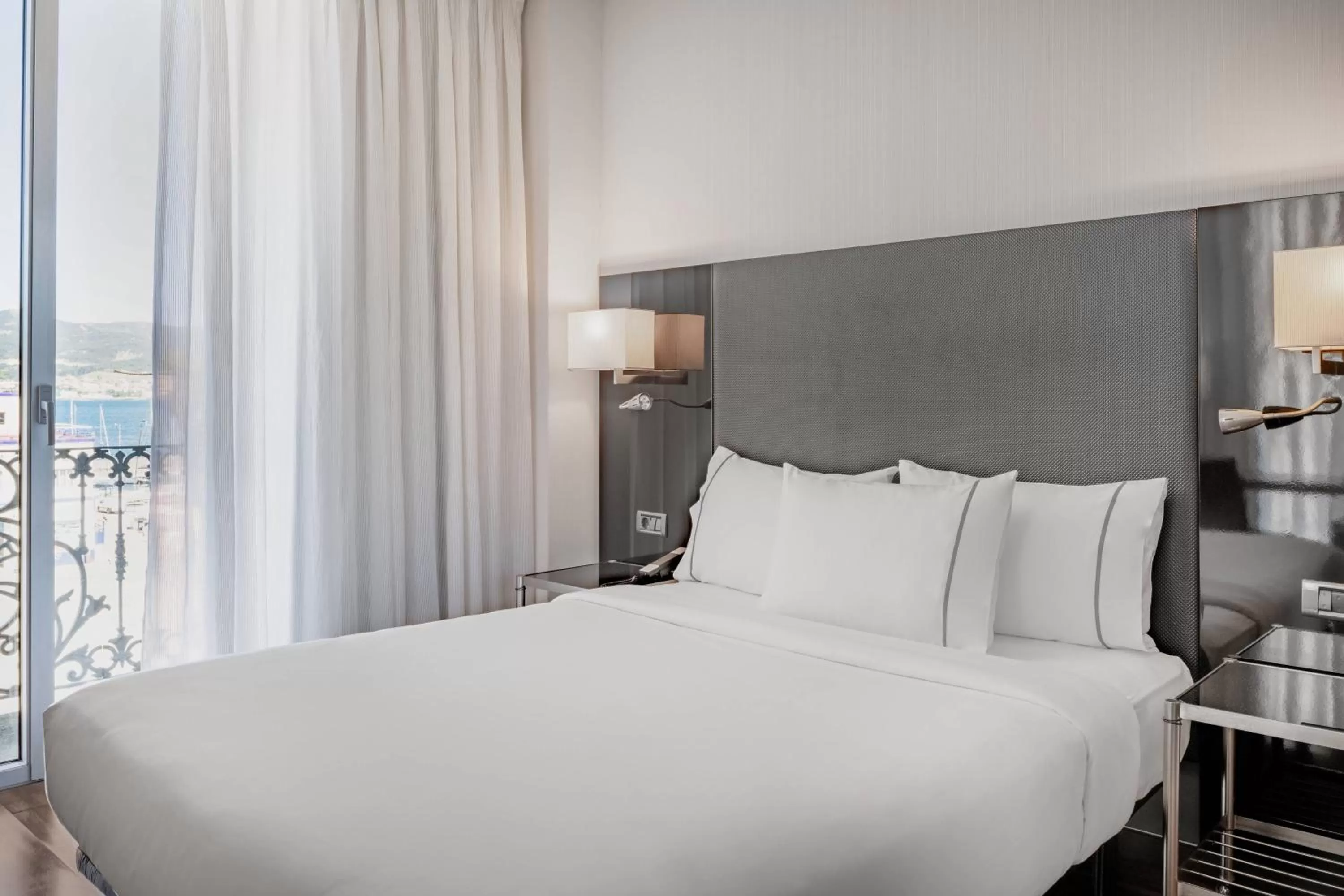 Photo of the whole room, Bed in AC Hotel Palacio Universal by Marriott