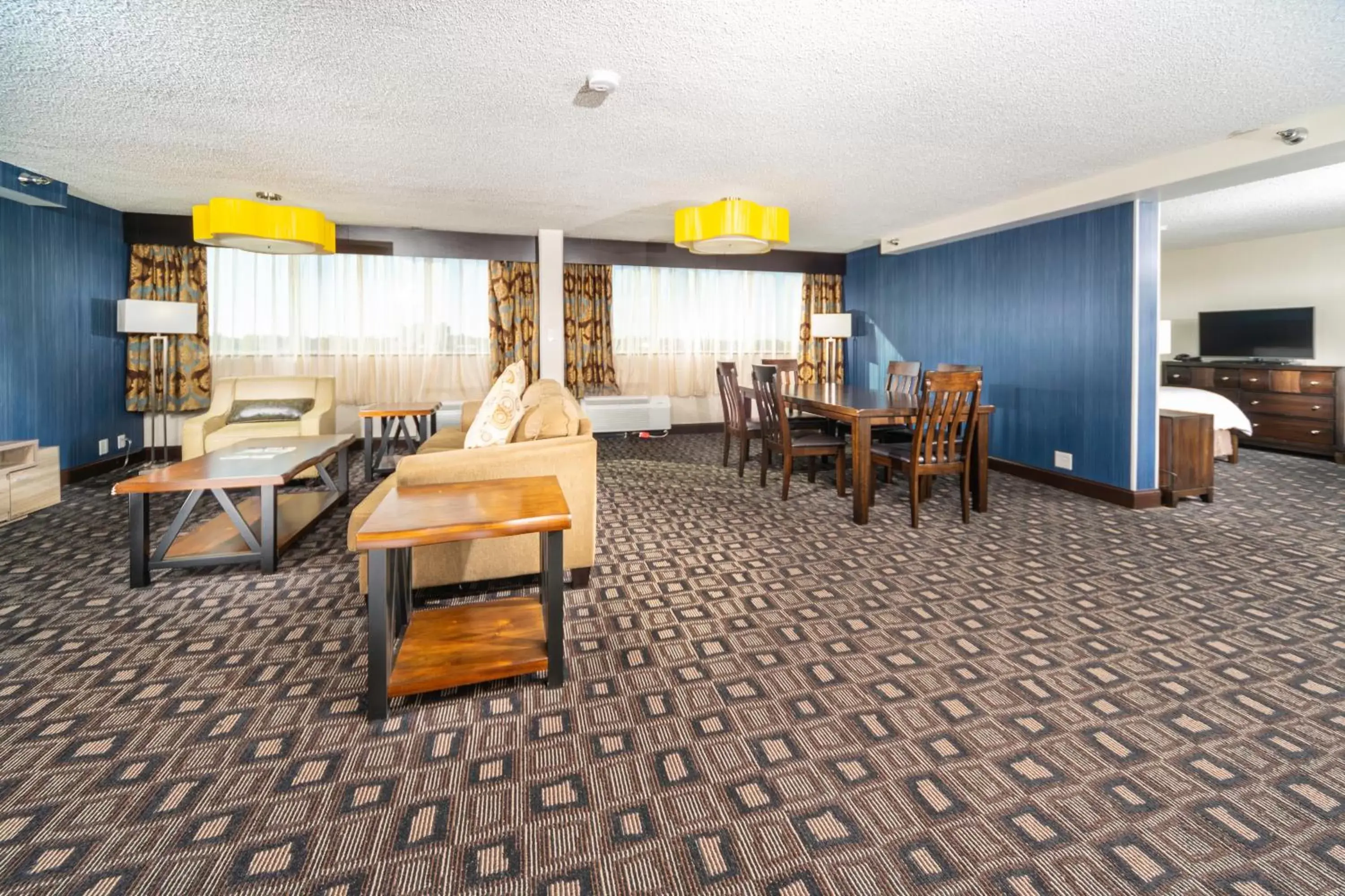 Photo of the whole room, Restaurant/Places to Eat in Holiday Inn Louisville East - Hurstbourne, an IHG Hotel