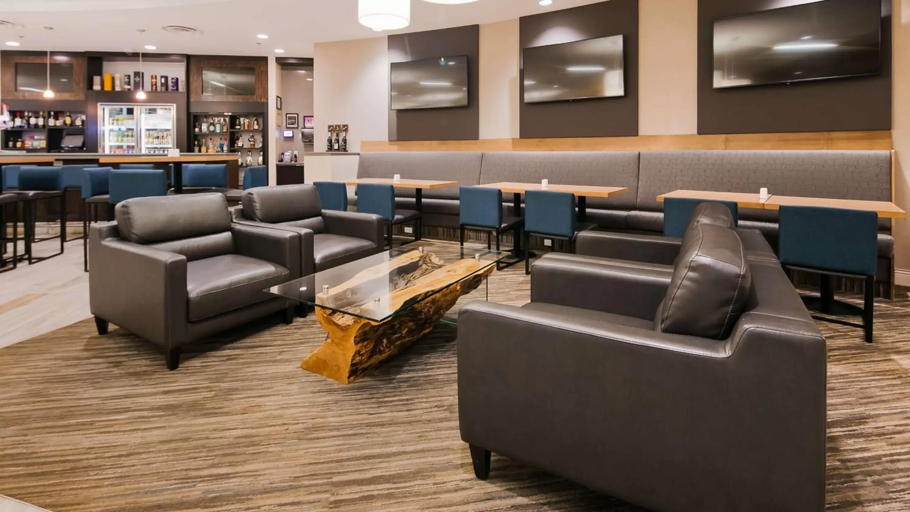 Restaurant/places to eat, Lounge/Bar in Best Western Plus Sawridge Suites