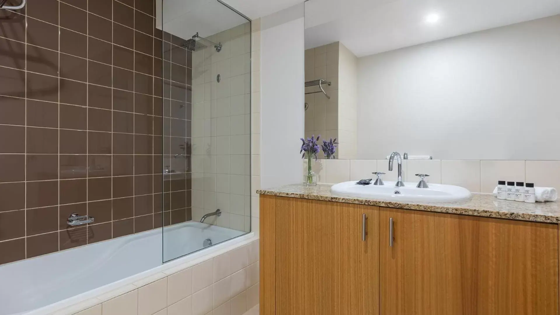 Bathroom in Oaks Melbourne on Market Hotel