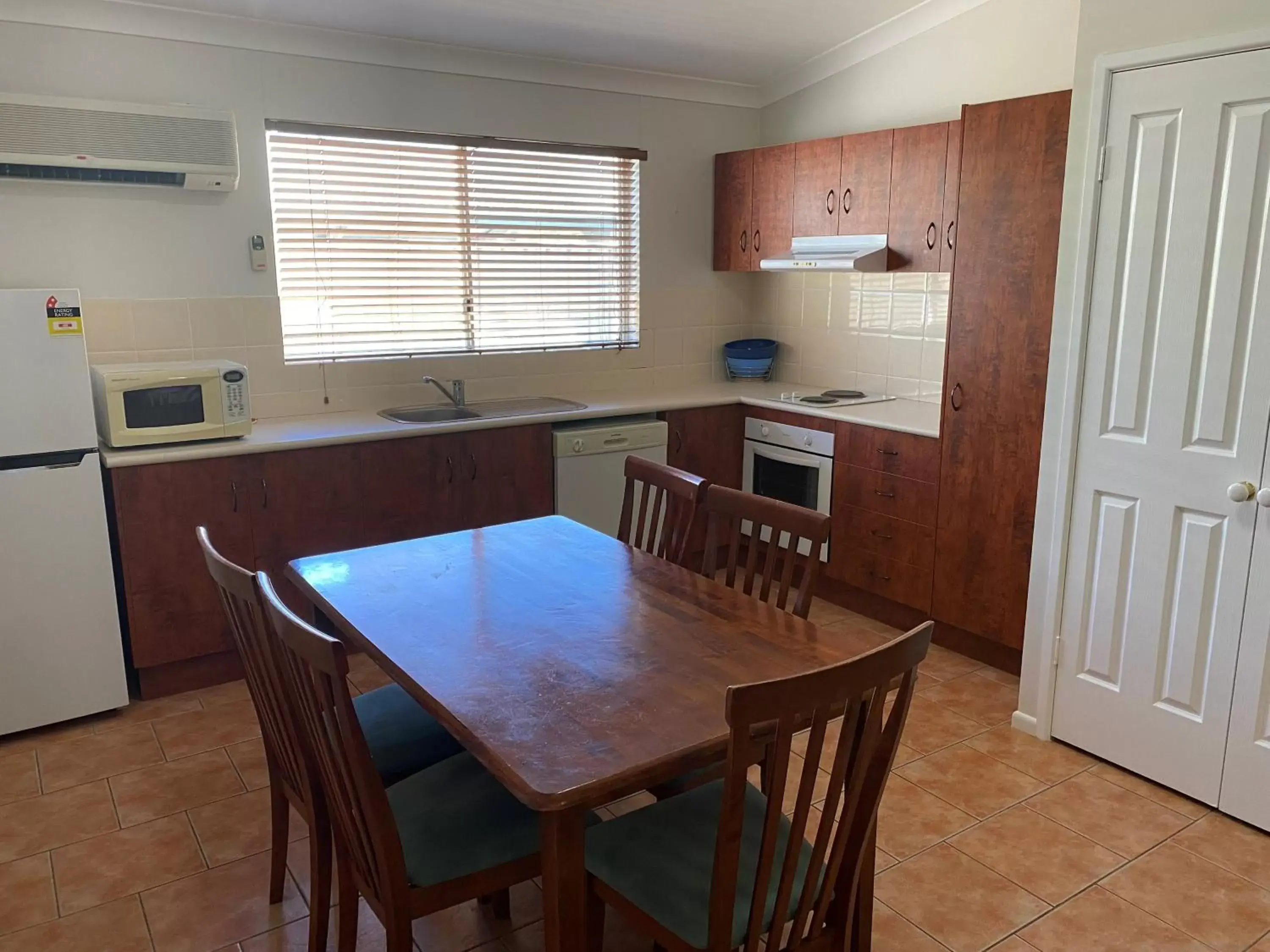 Kitchen or kitchenette, Dining Area in Emerald Explorers Inn