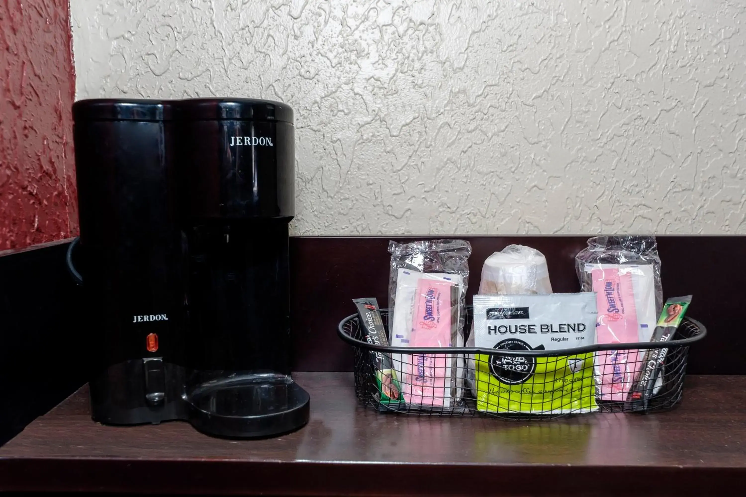 Photo of the whole room, Coffee/Tea Facilities in Red Roof Inn Jacksonville - Cruise Port