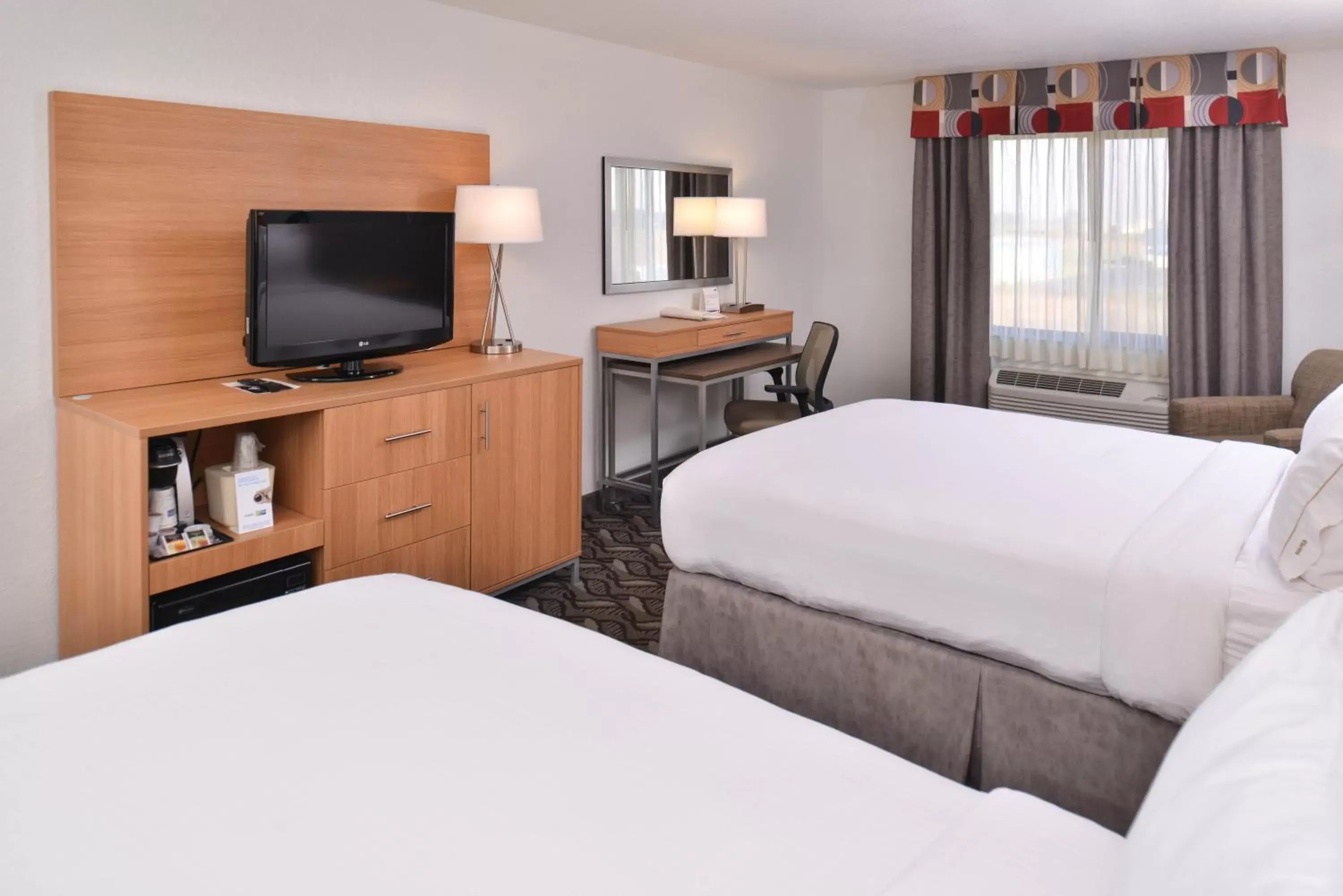 Photo of the whole room, Bed in Holiday Inn Express Hotel & Suites Lonoke I-40, an IHG Hotel