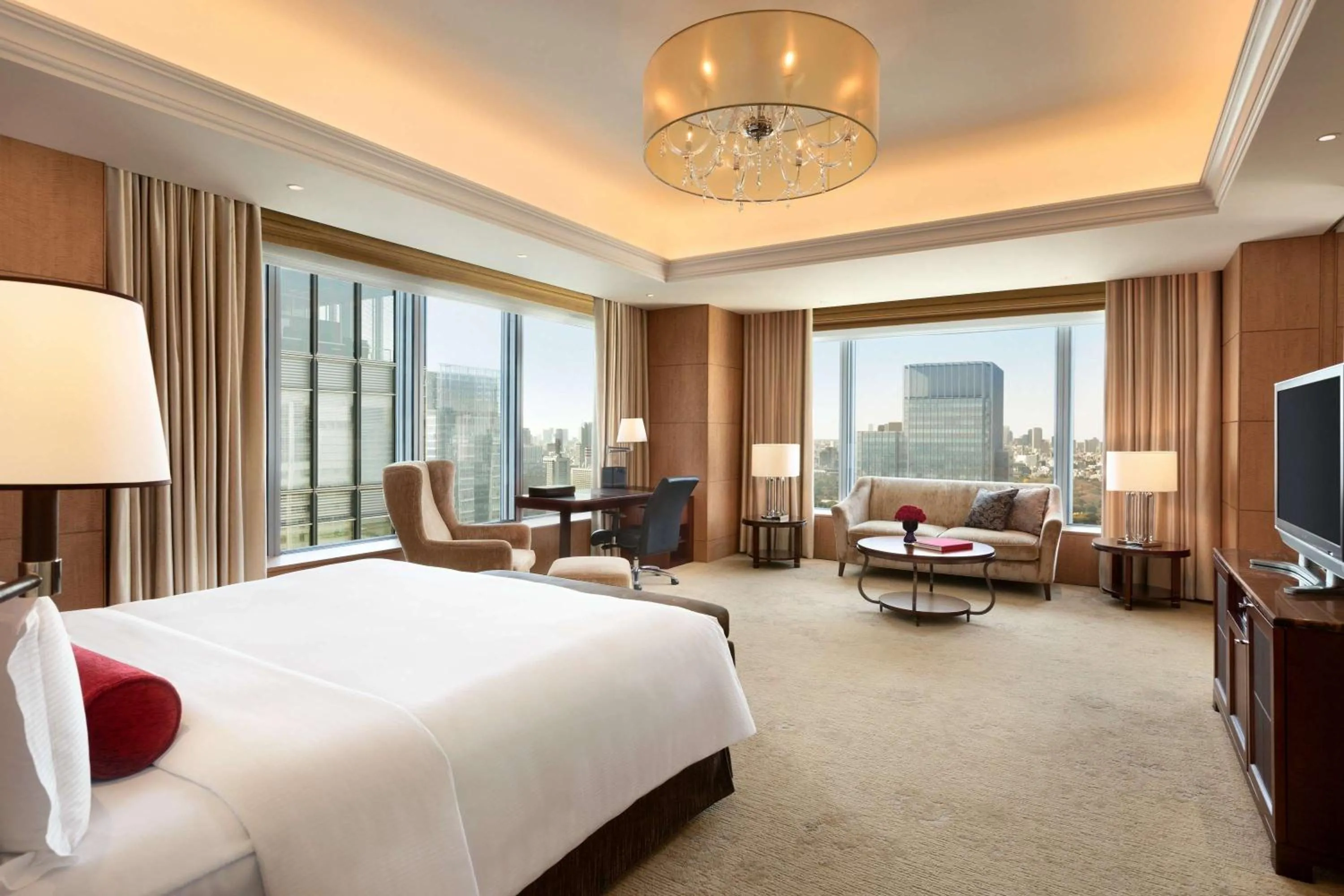 Photo of the whole room, Bed in Shangri-La Tokyo