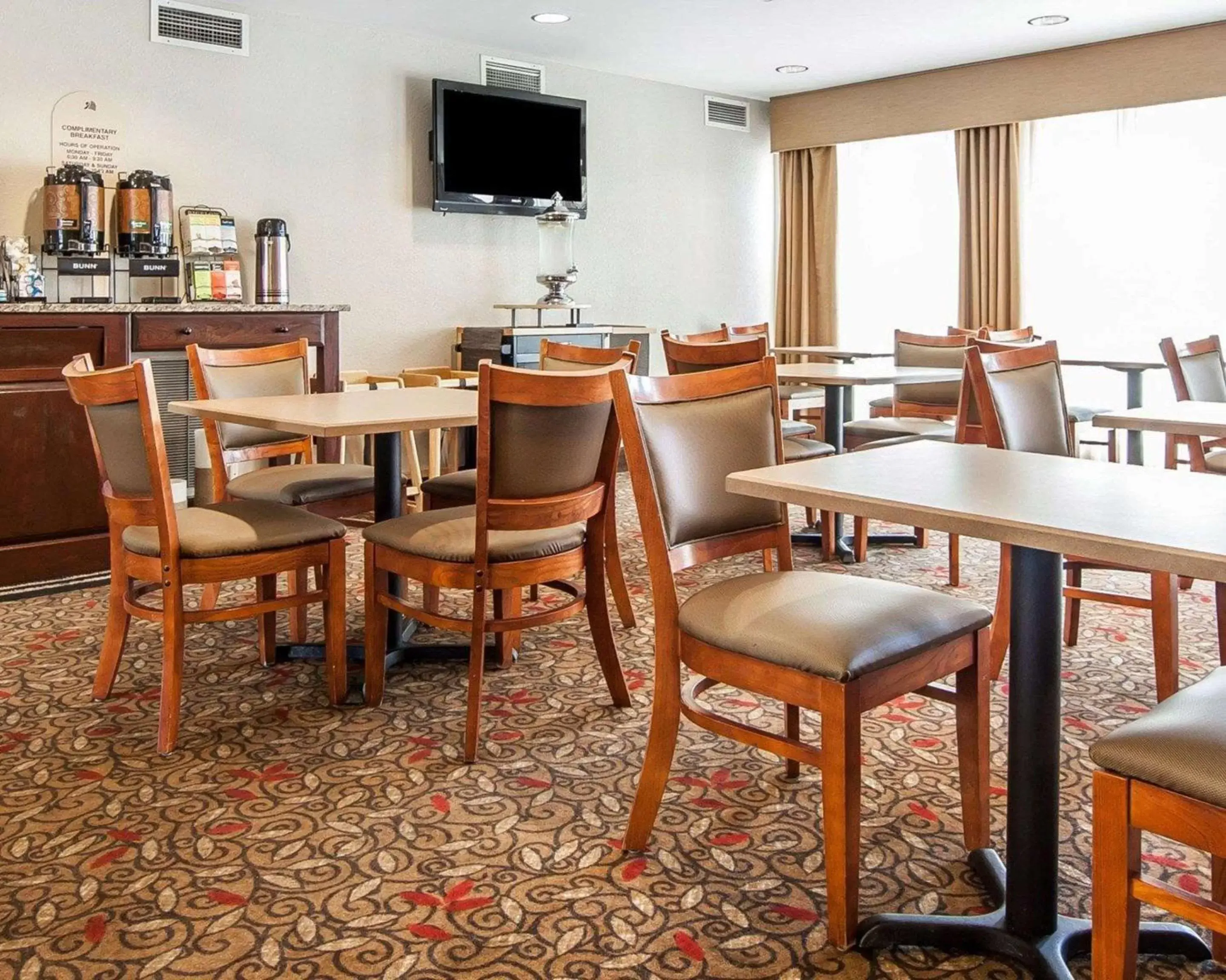 Restaurant/Places to Eat in MainStay Suites Knoxville Airport