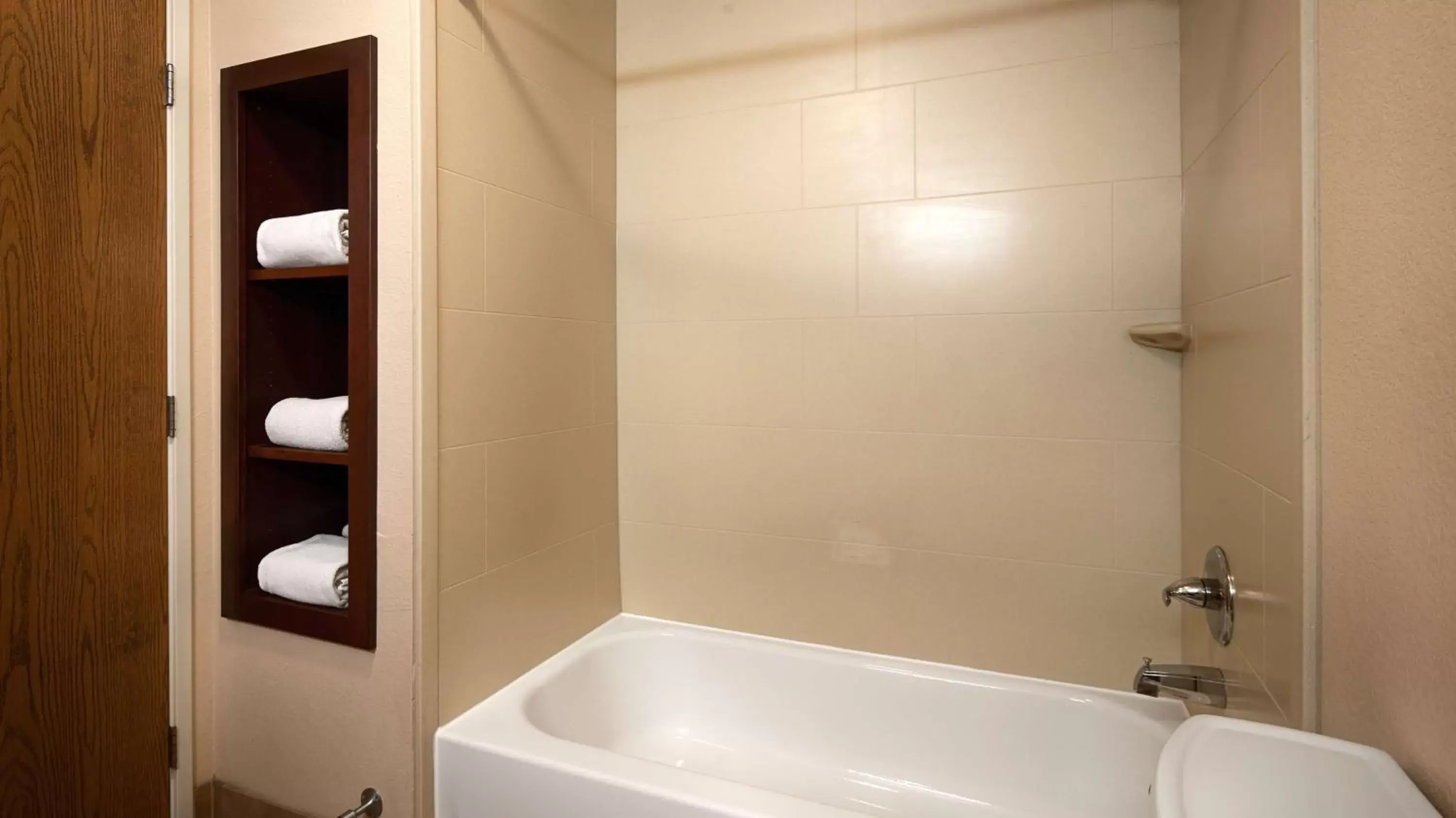 Bathroom in Best Western Plus Gateway Inn & Suites - Aurora