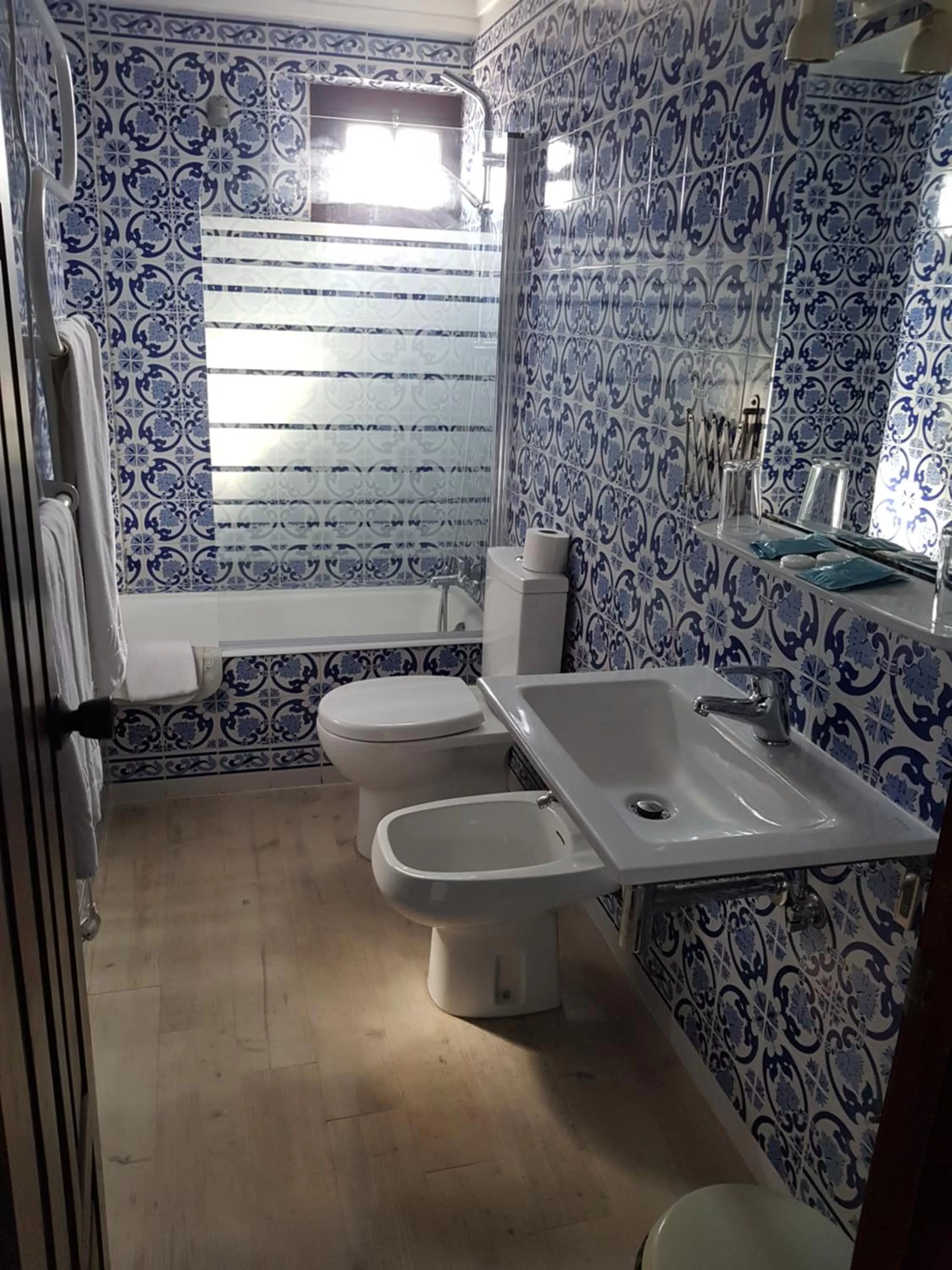 Bathroom in Rainha Santa Isabel - Óbidos History Hotel