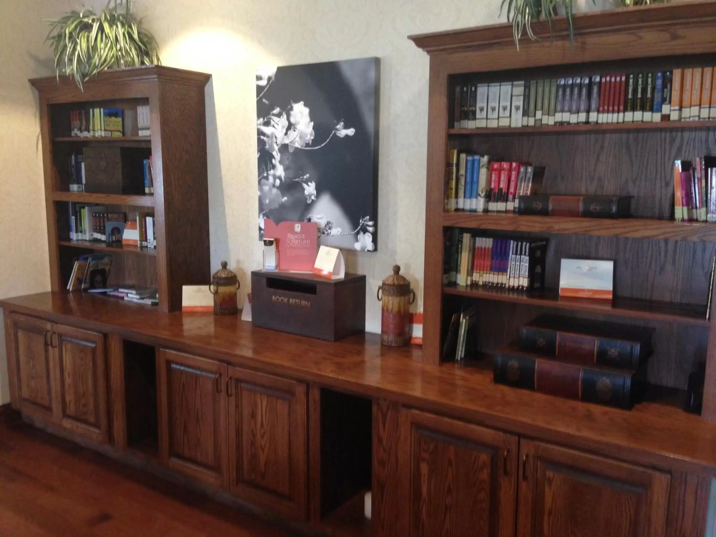 Lobby or reception, Library in Country Inn & Suites by Radisson, Minot, ND