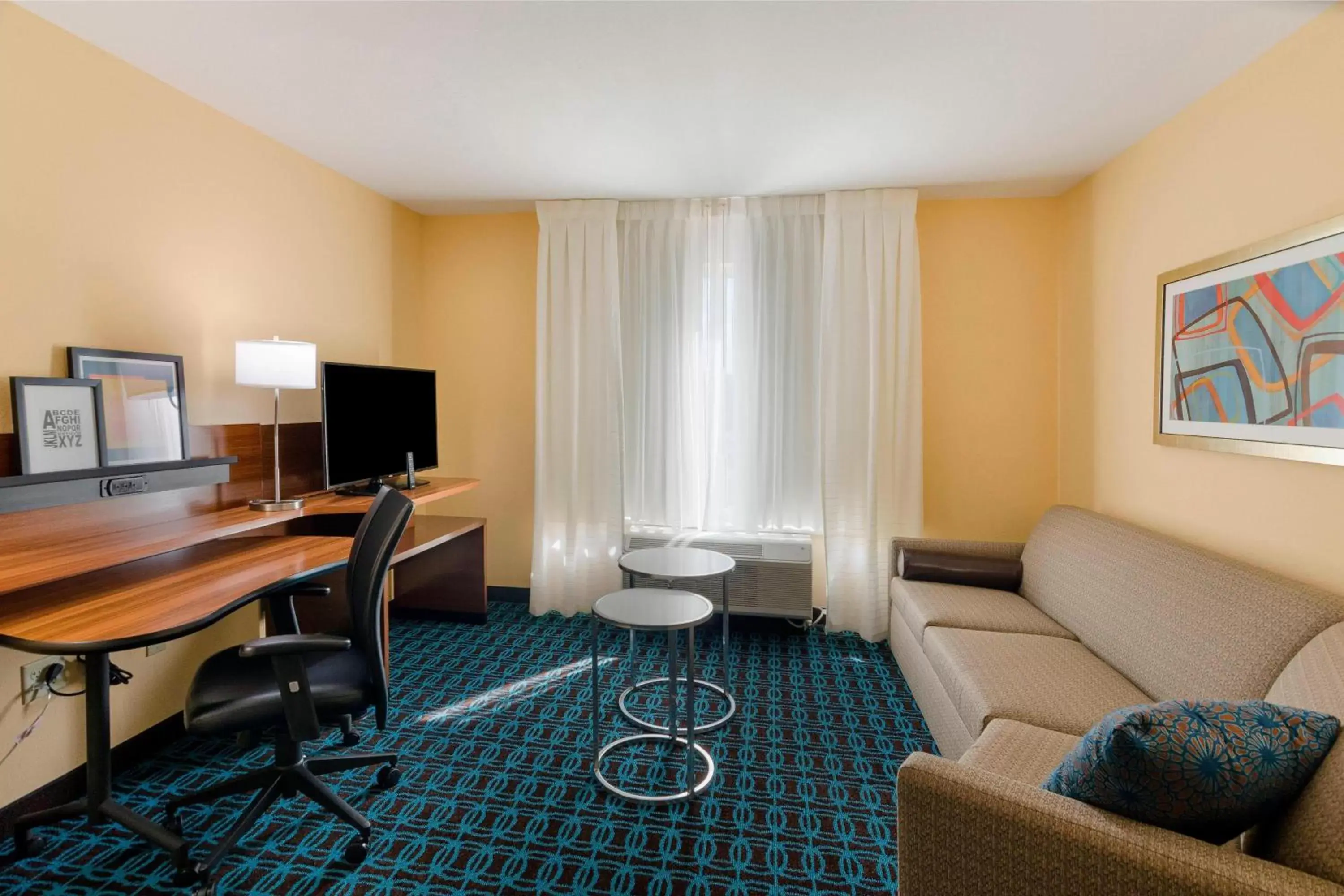 Living room, Seating Area in Fairfield Inn & Suites by Marriott Abingdon