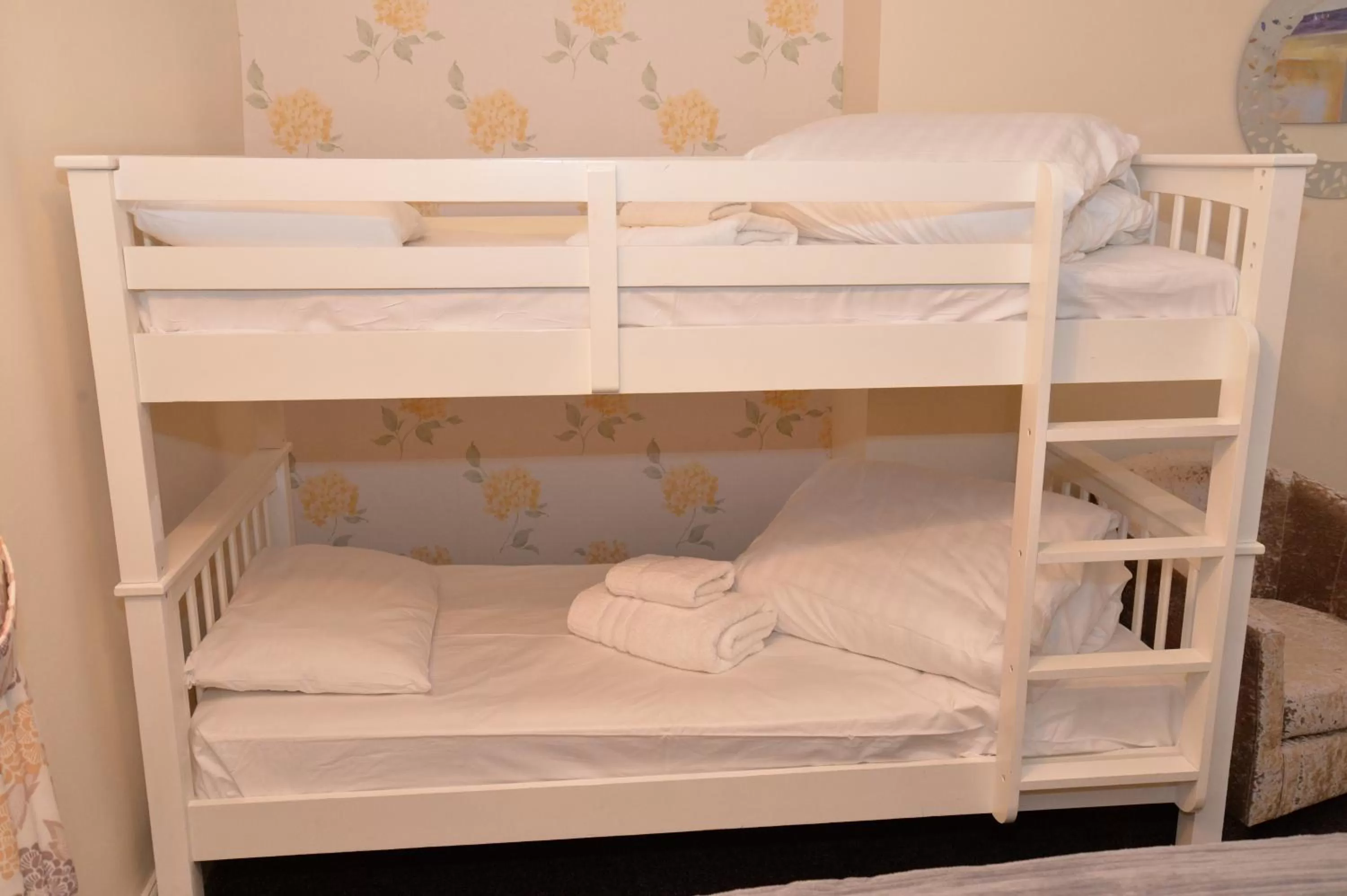 Bed in Lauriston & Lawton Court Hotel