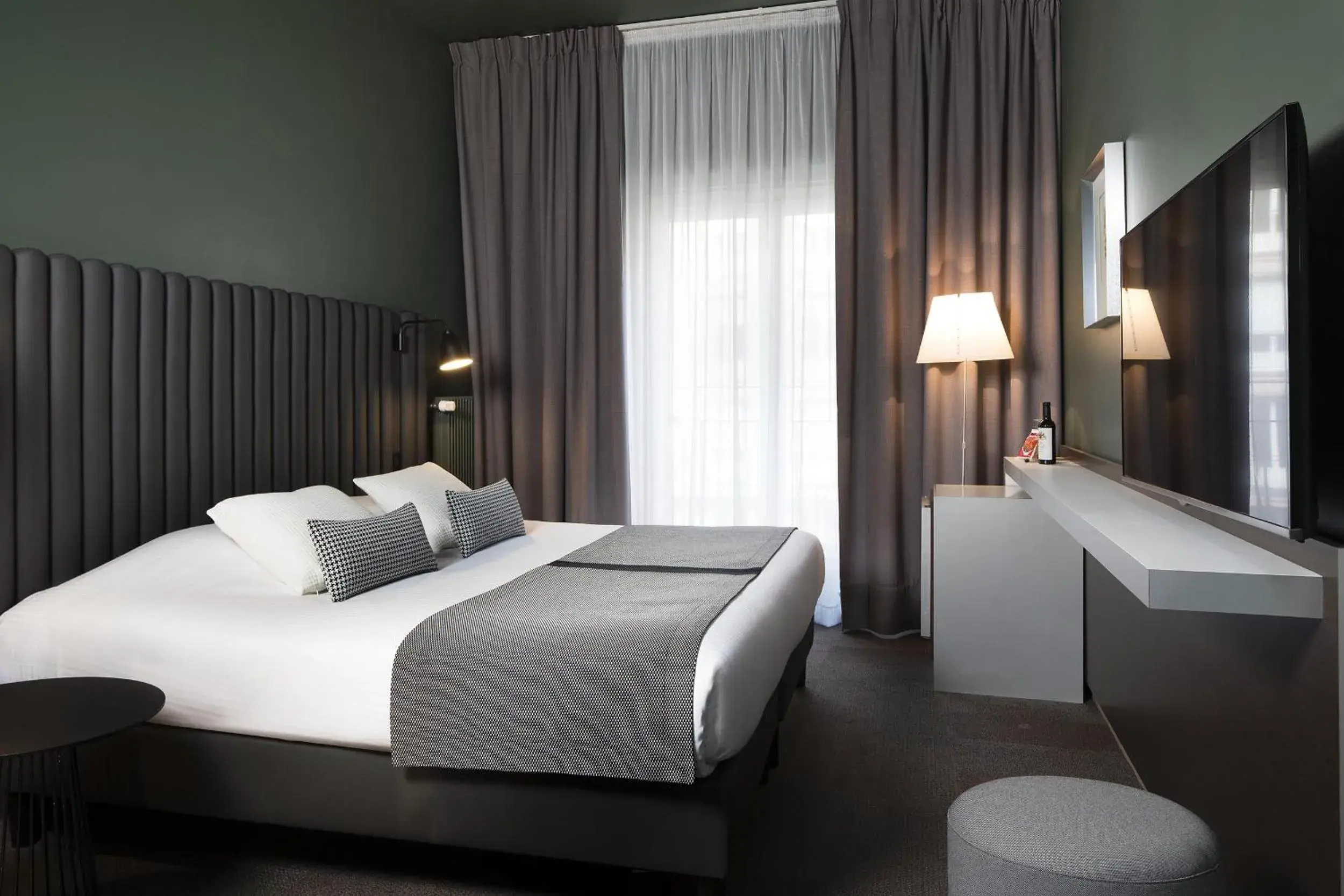 Bedroom, Bed in Hôtel Diana Dauphine
