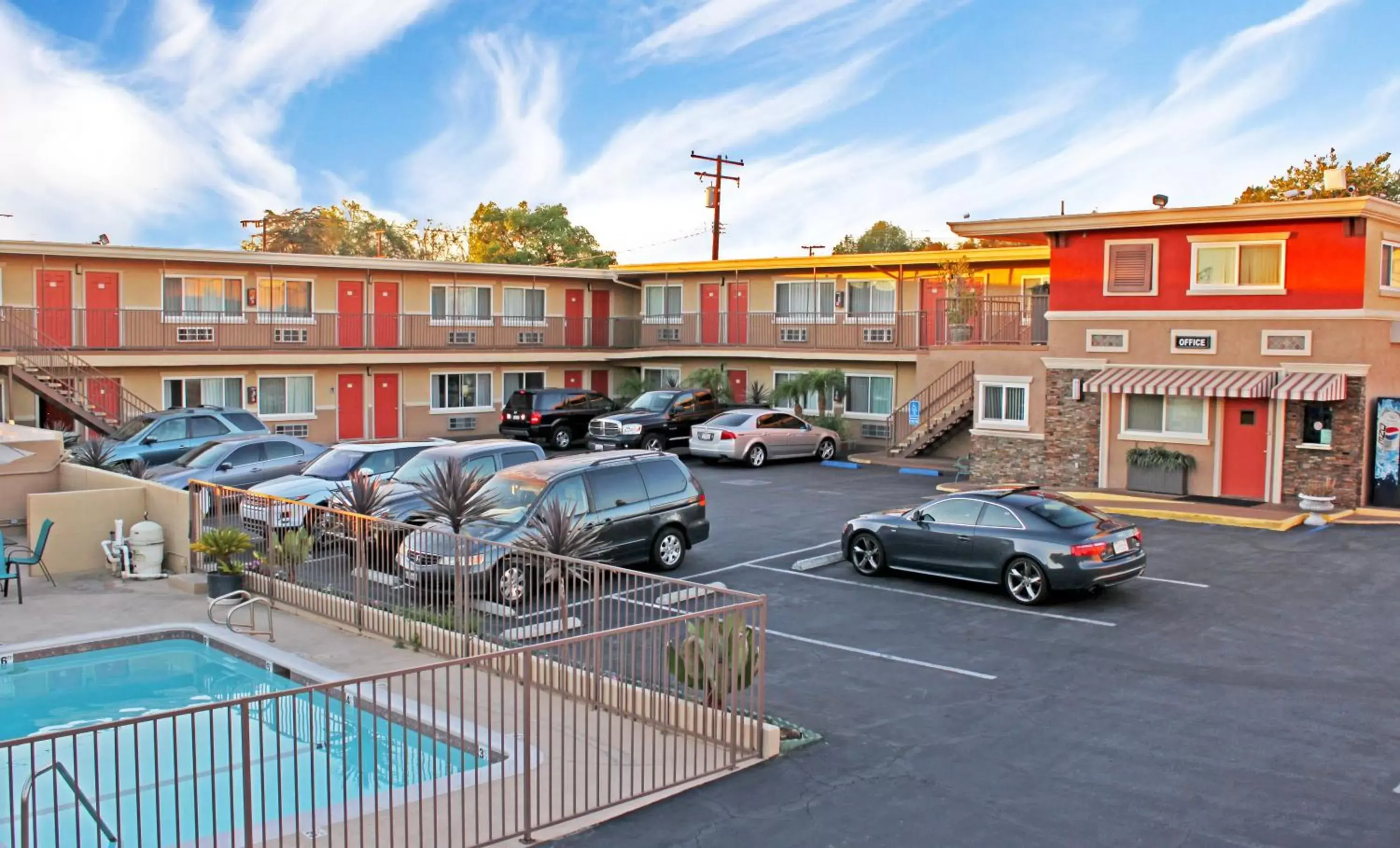 Area and facilities, Pool View in Friendly Hills Inn