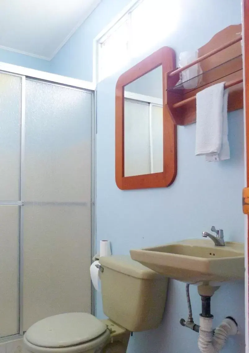 Bathroom in Hotel Naralit
