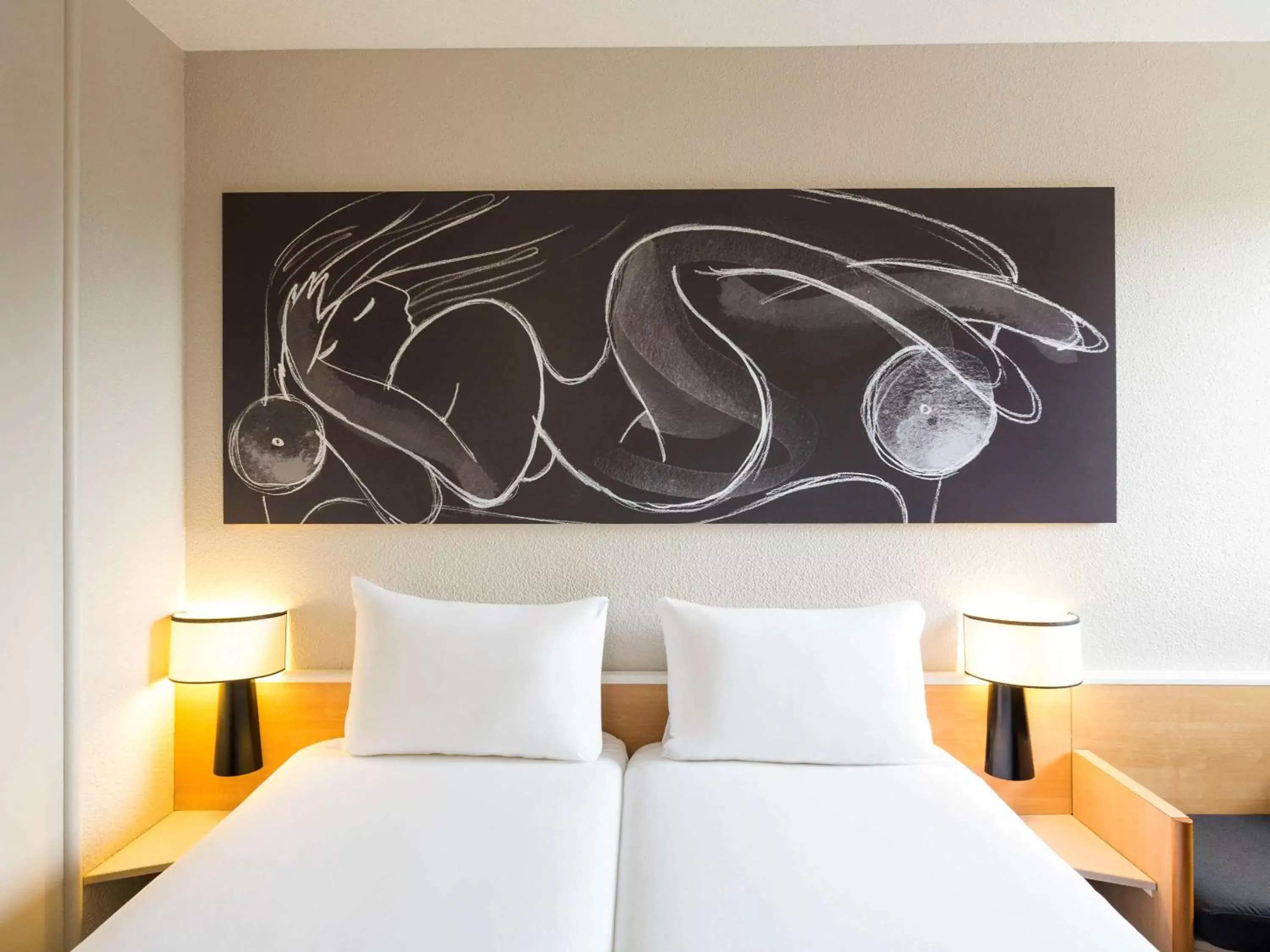 Photo of the whole room, Bed in ibis Bordeaux Pessac Route des Vins