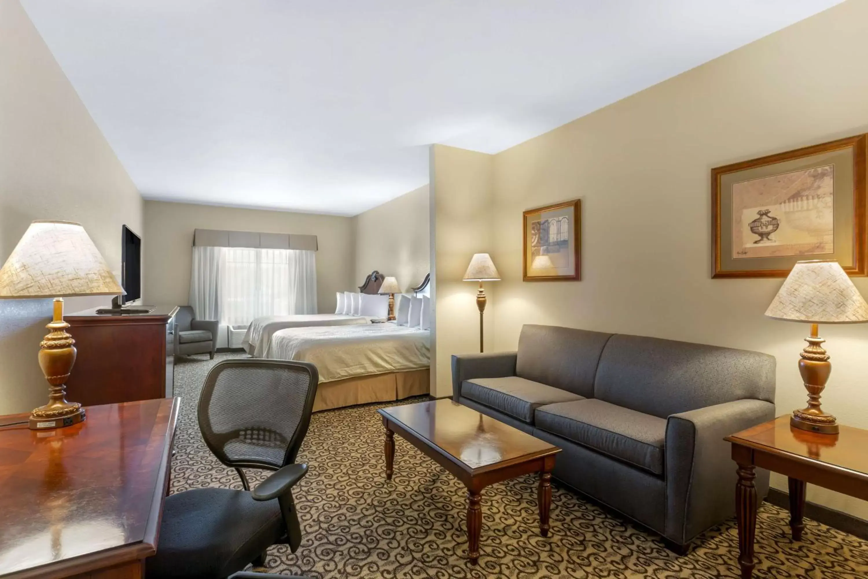 Bedroom, Seating Area in Best Western PLUS Fossil Country Inn & Suites