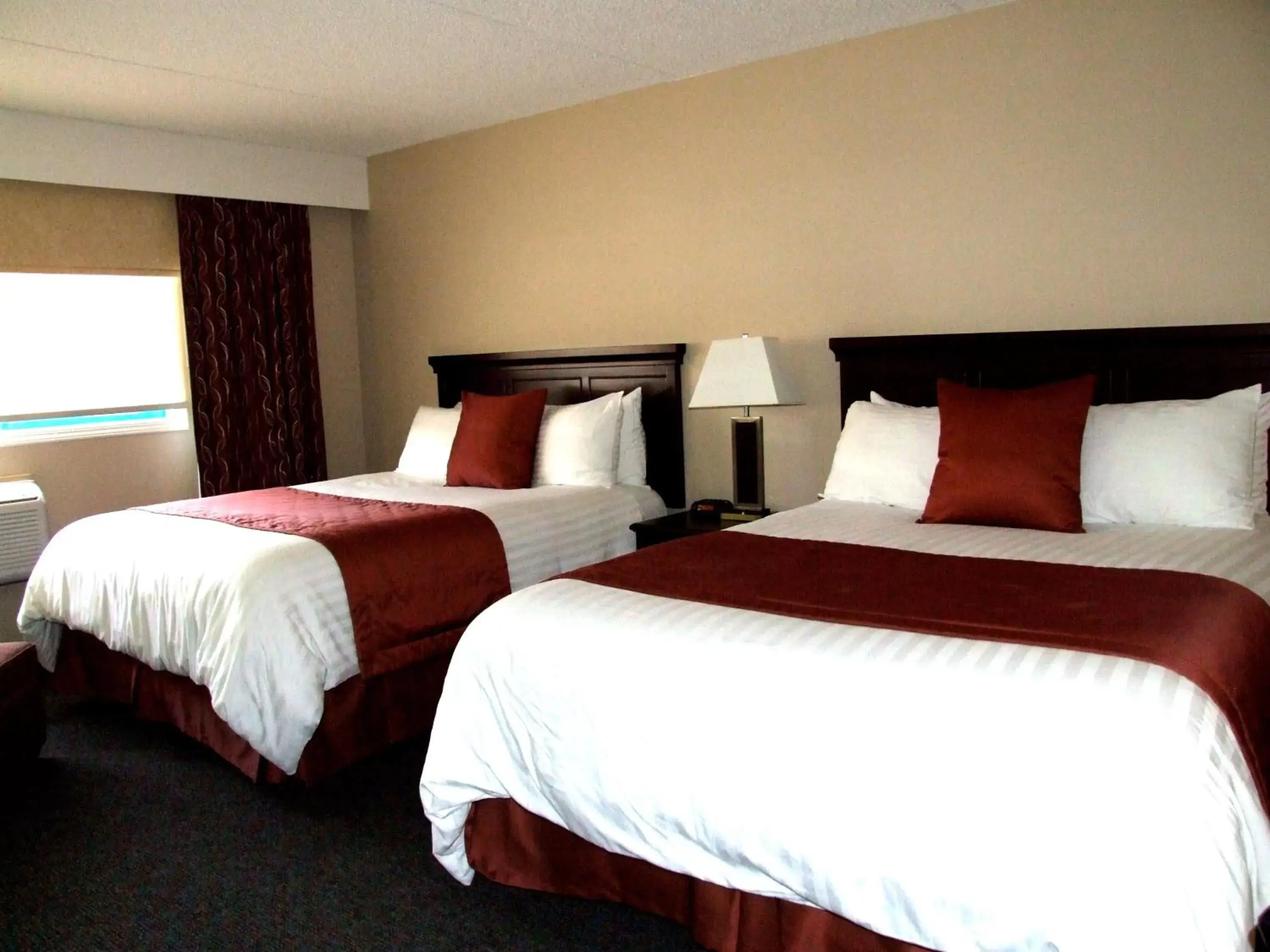 Photo of the whole room, Bed in Lakeland Inn Hotel
