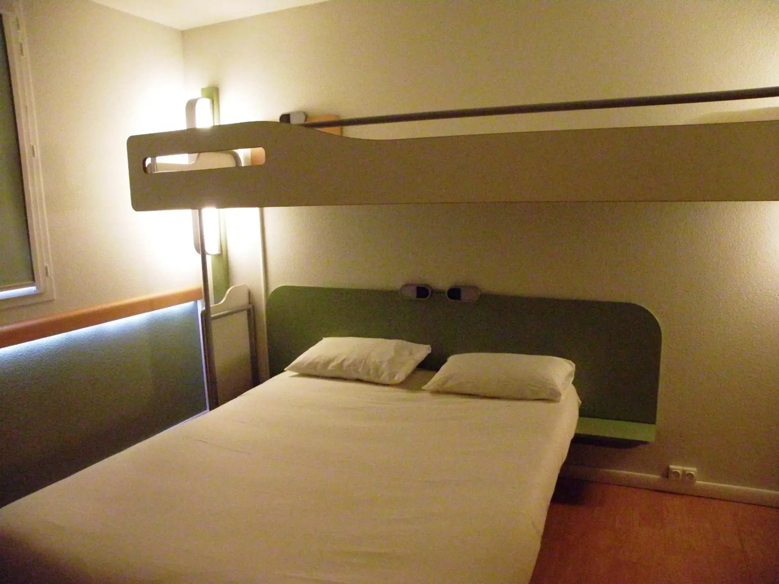 Bed, Bunk Bed in ibis budget Montauban Les Chaumes