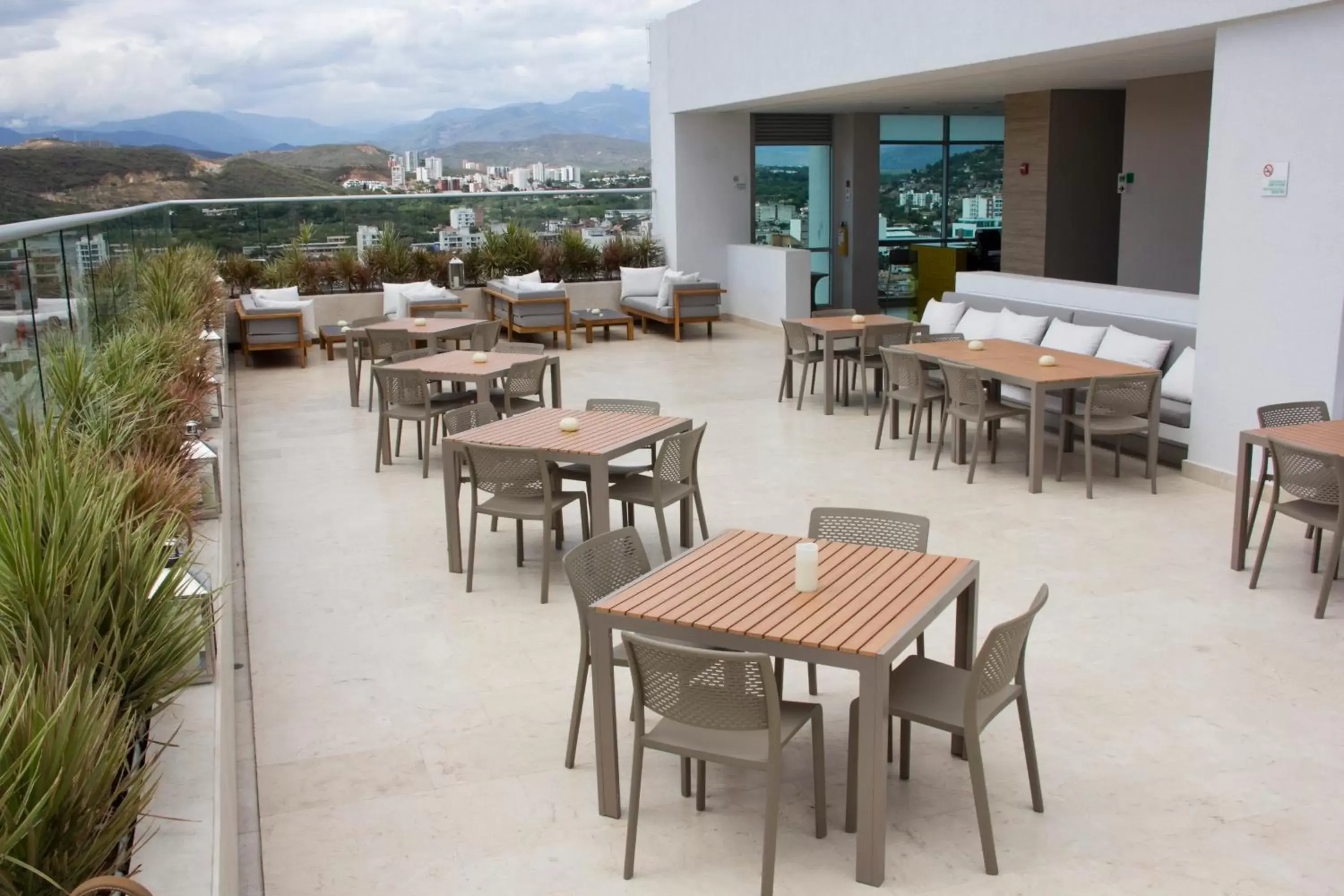 Lounge or bar, Restaurant/Places to Eat in Holiday Inn Cúcuta, an IHG Hotel