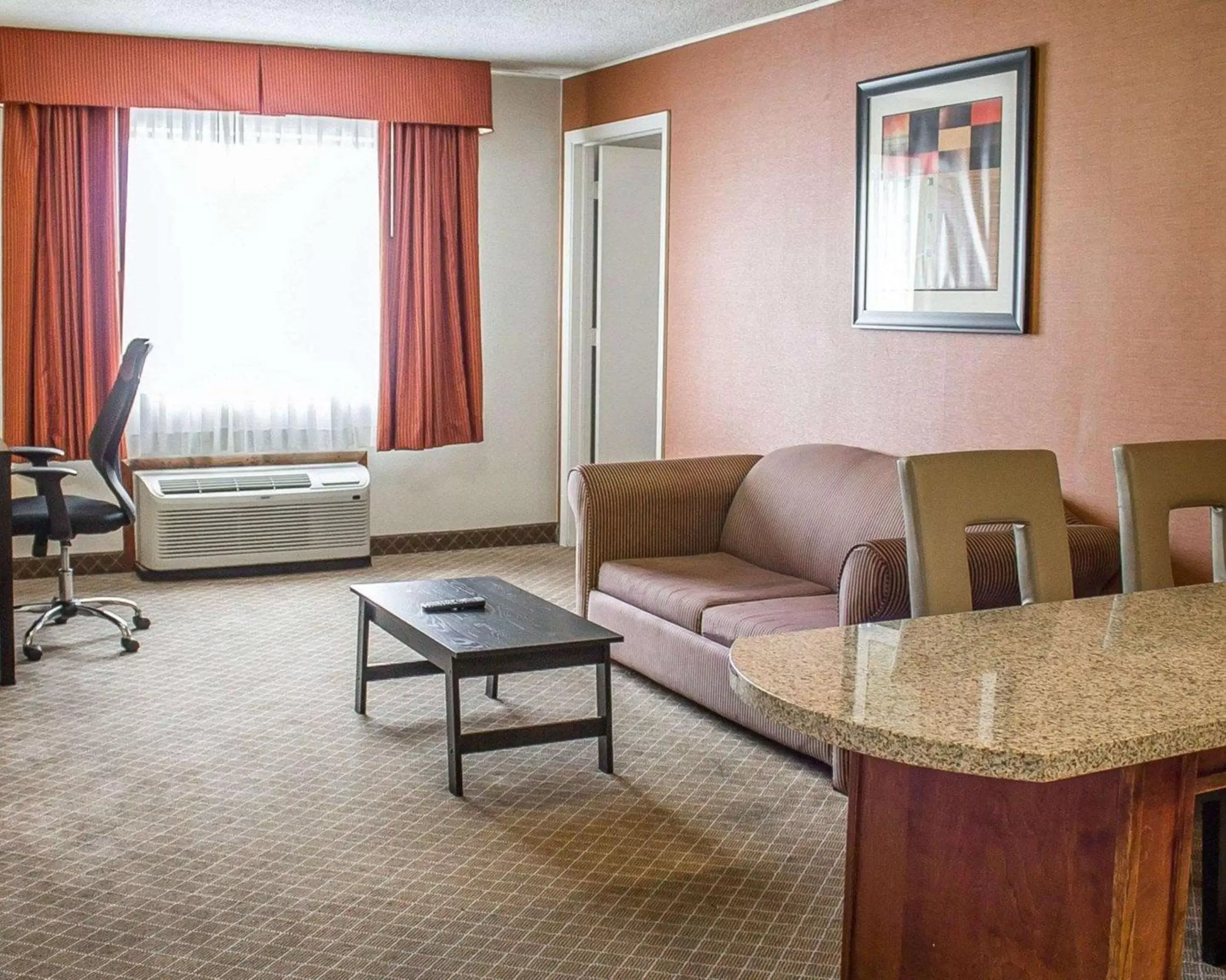 Photo of the whole room, Seating Area in Norwood Inn & Suites Columbus
