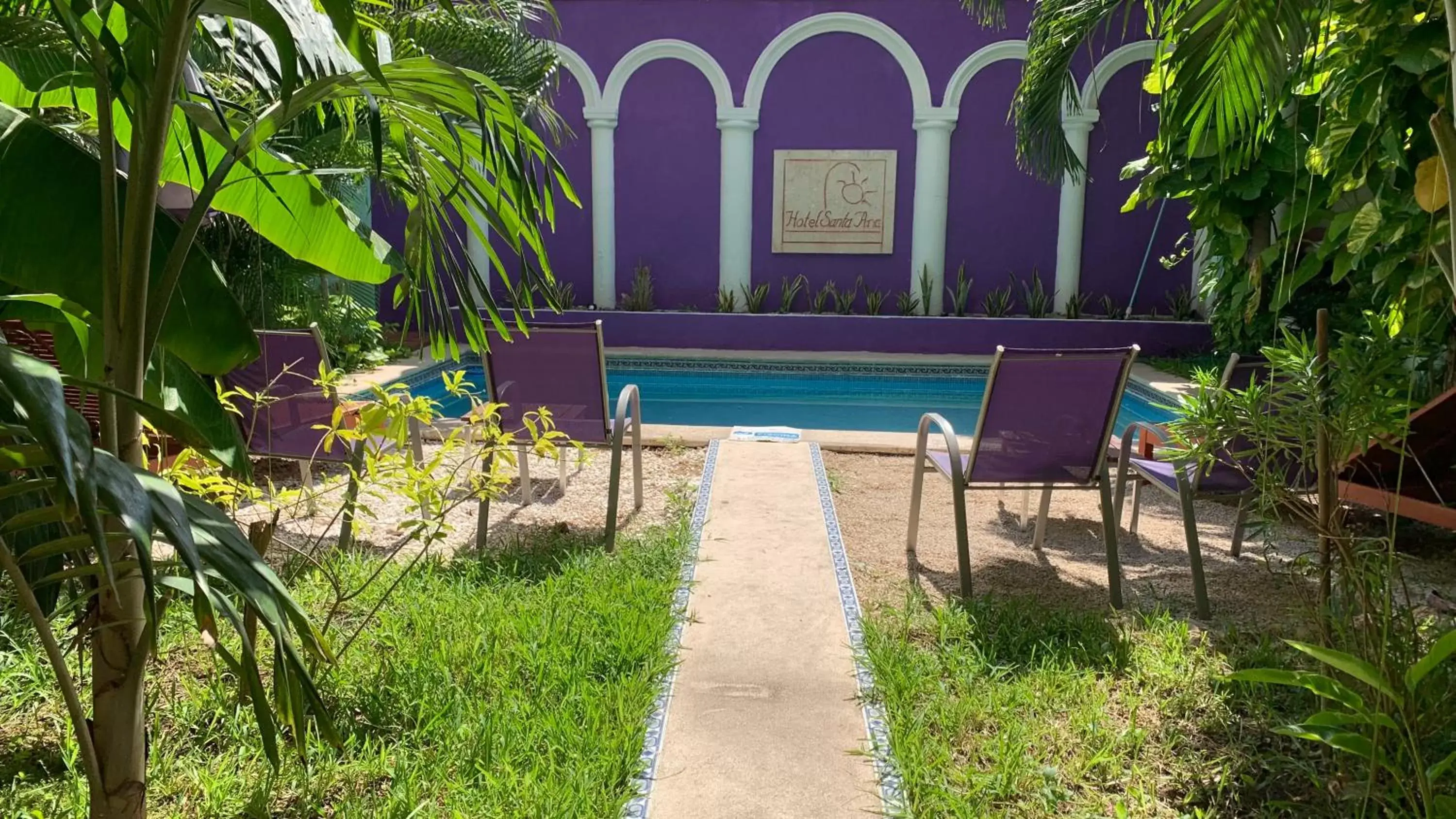 Patio, Swimming Pool in Hotel Santa Ana