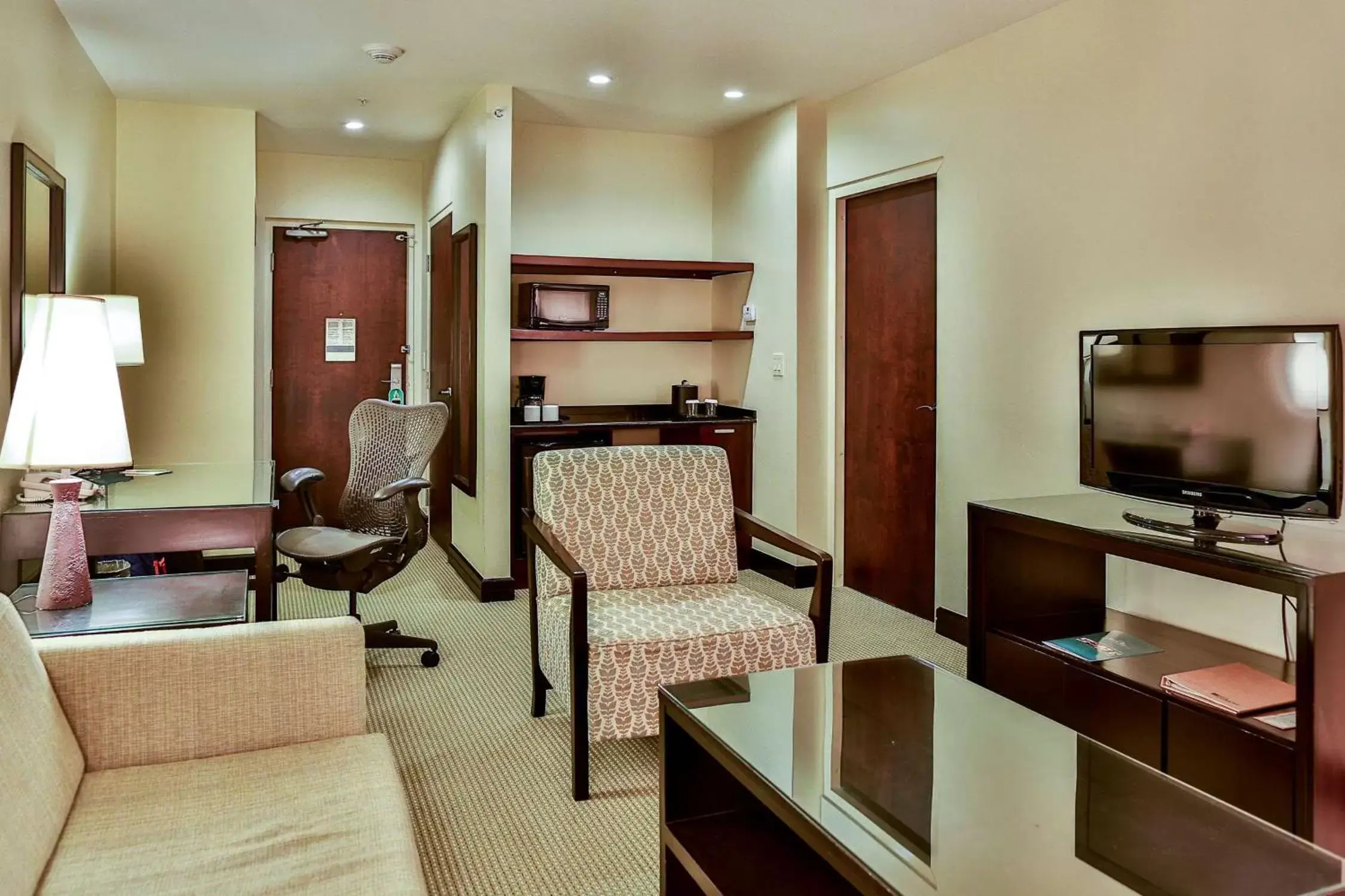 Bed, Seating Area in Hilton Garden Inn Guanacaste Airport